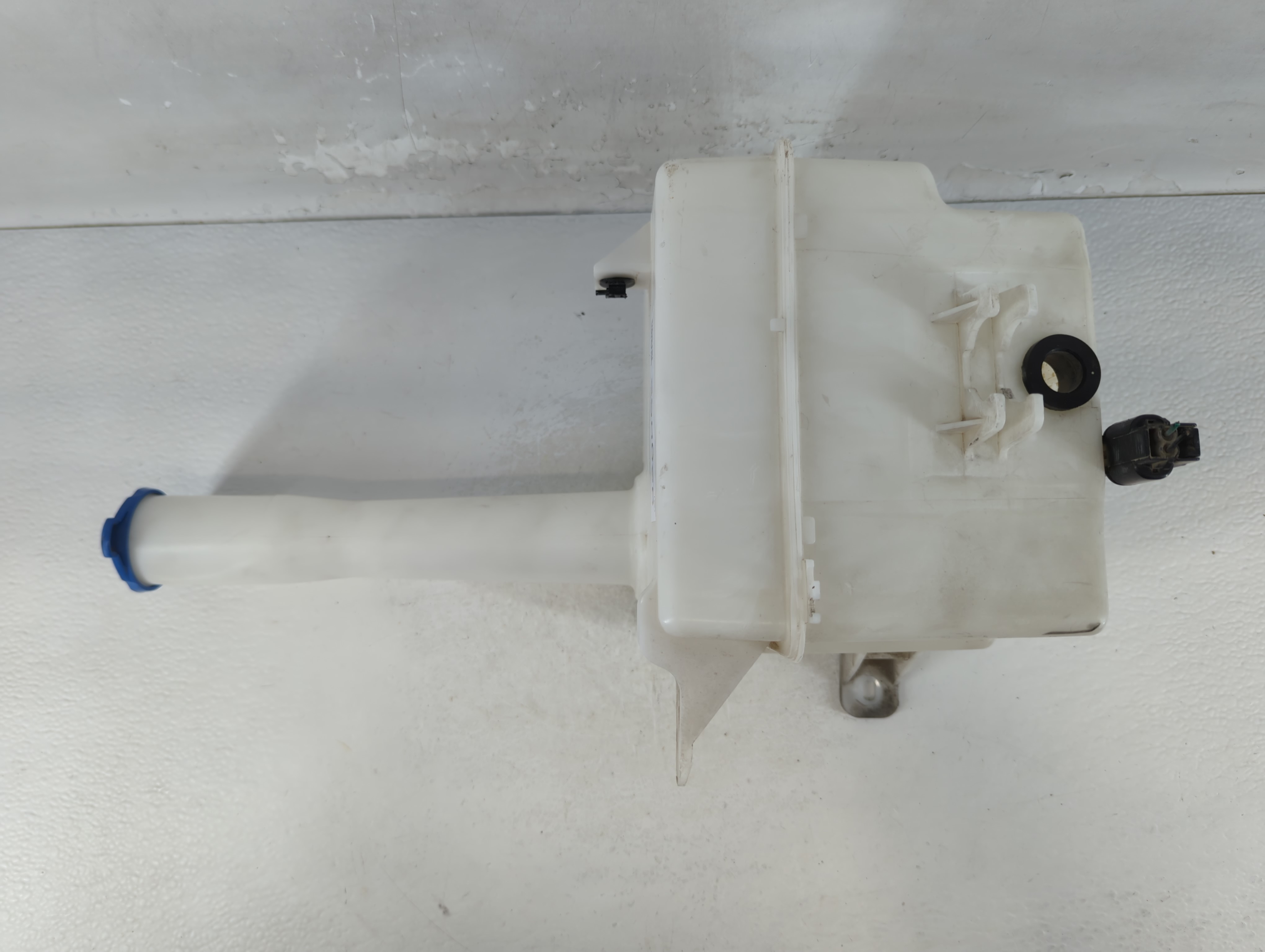 2006-2010 Hyundai Sonata Windshield Washer Fluid Reservoir Bottle Oem 929052 - Oemusedautoparts1.com