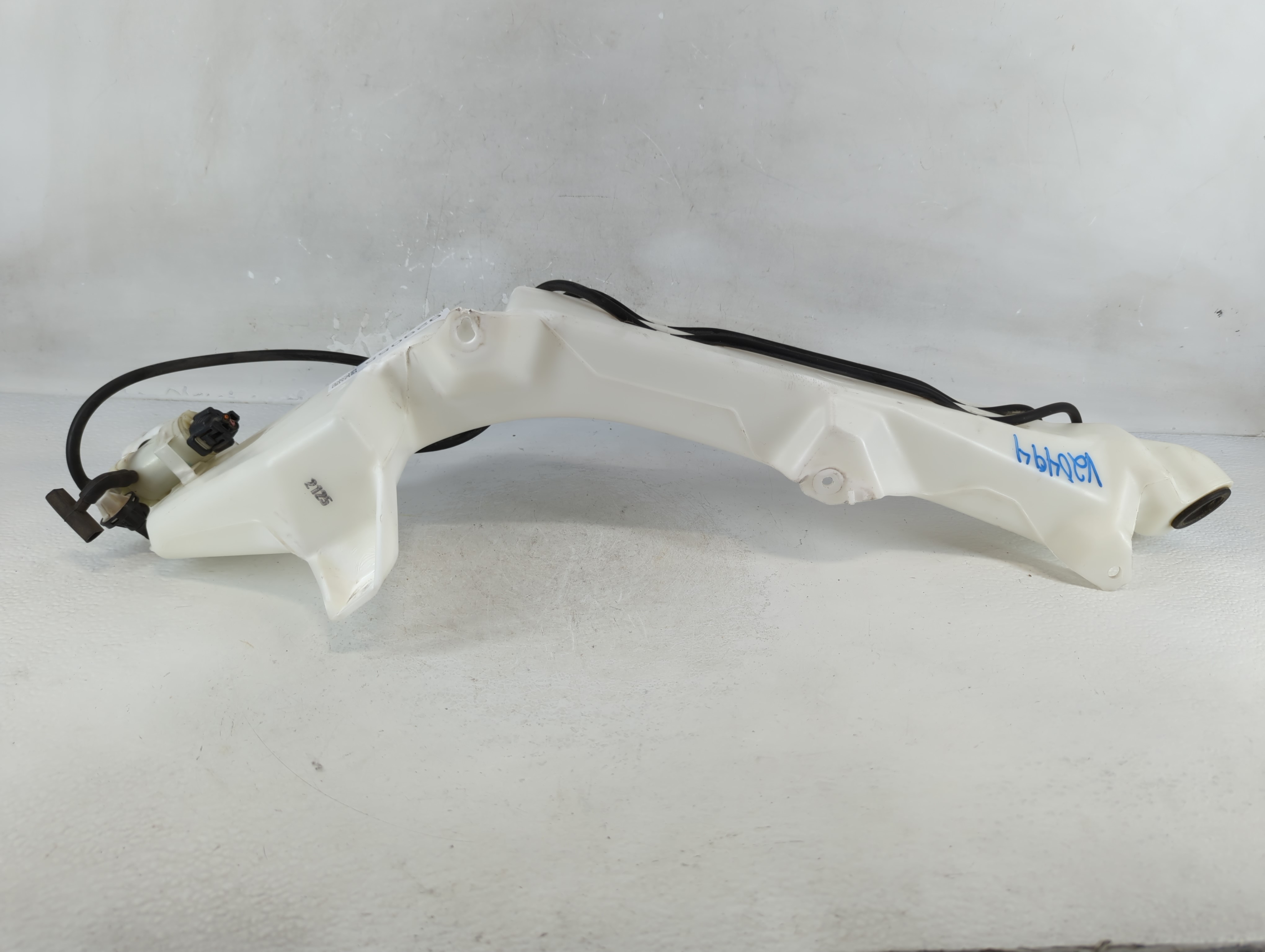 2012-2012 Honda Cr-v Windshield Washer Fluid Reservoir Bottle Oem 929055 - Oemusedautoparts1.com