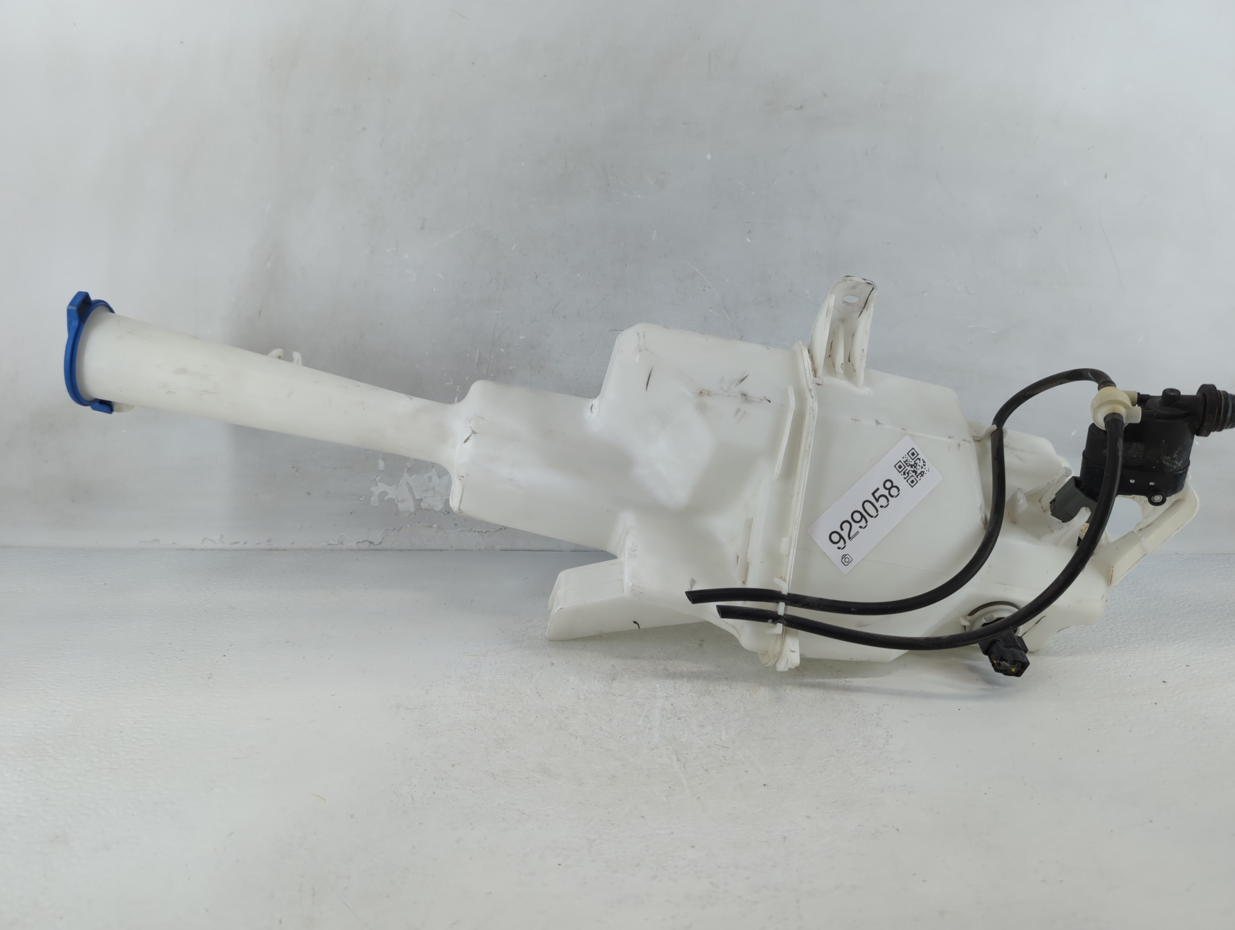 Picture of 2019-2020 Hyundai Santa Fe Windshield Washer Fluid Reservoir Bottle Oem 929058