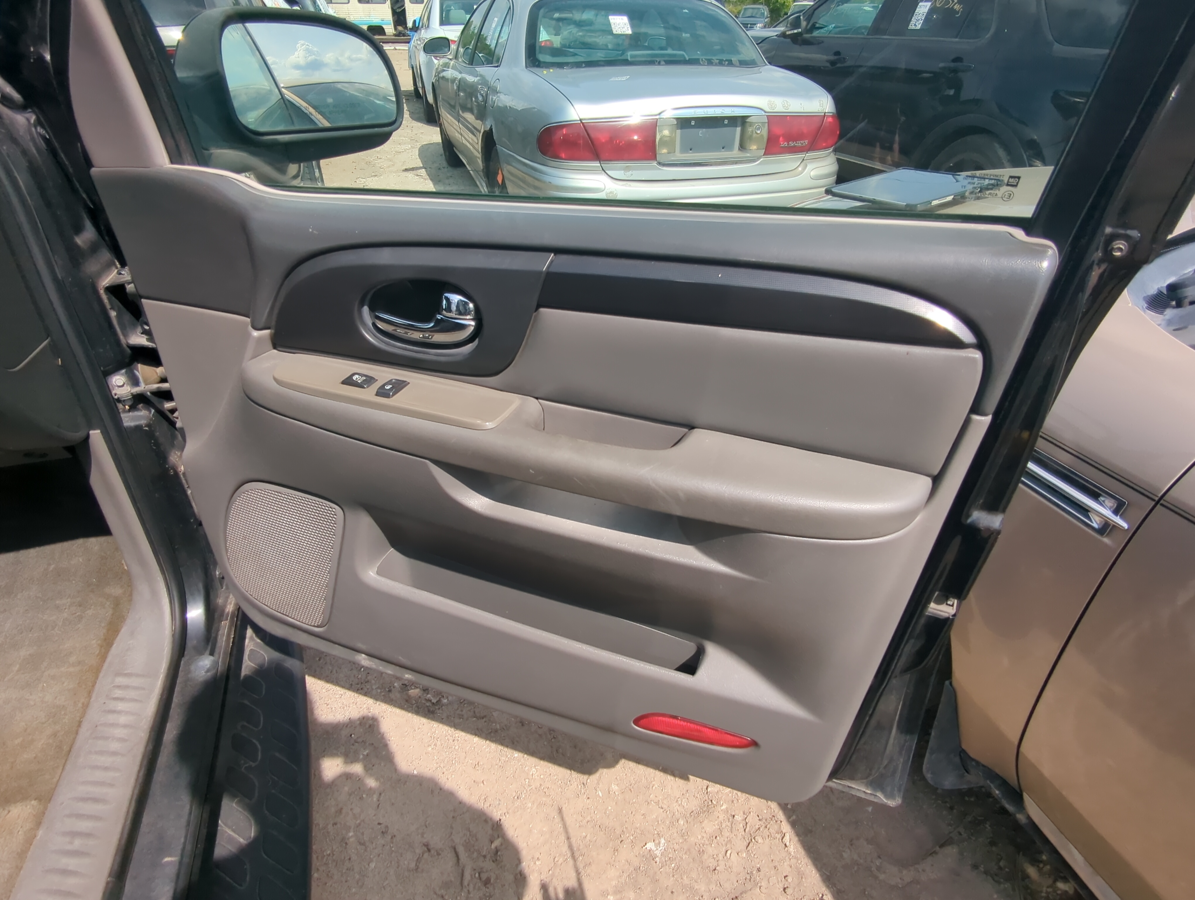 Picture of 2004 Gmc Envoy Front Right Passenger Interior Door Panel Trim 929520