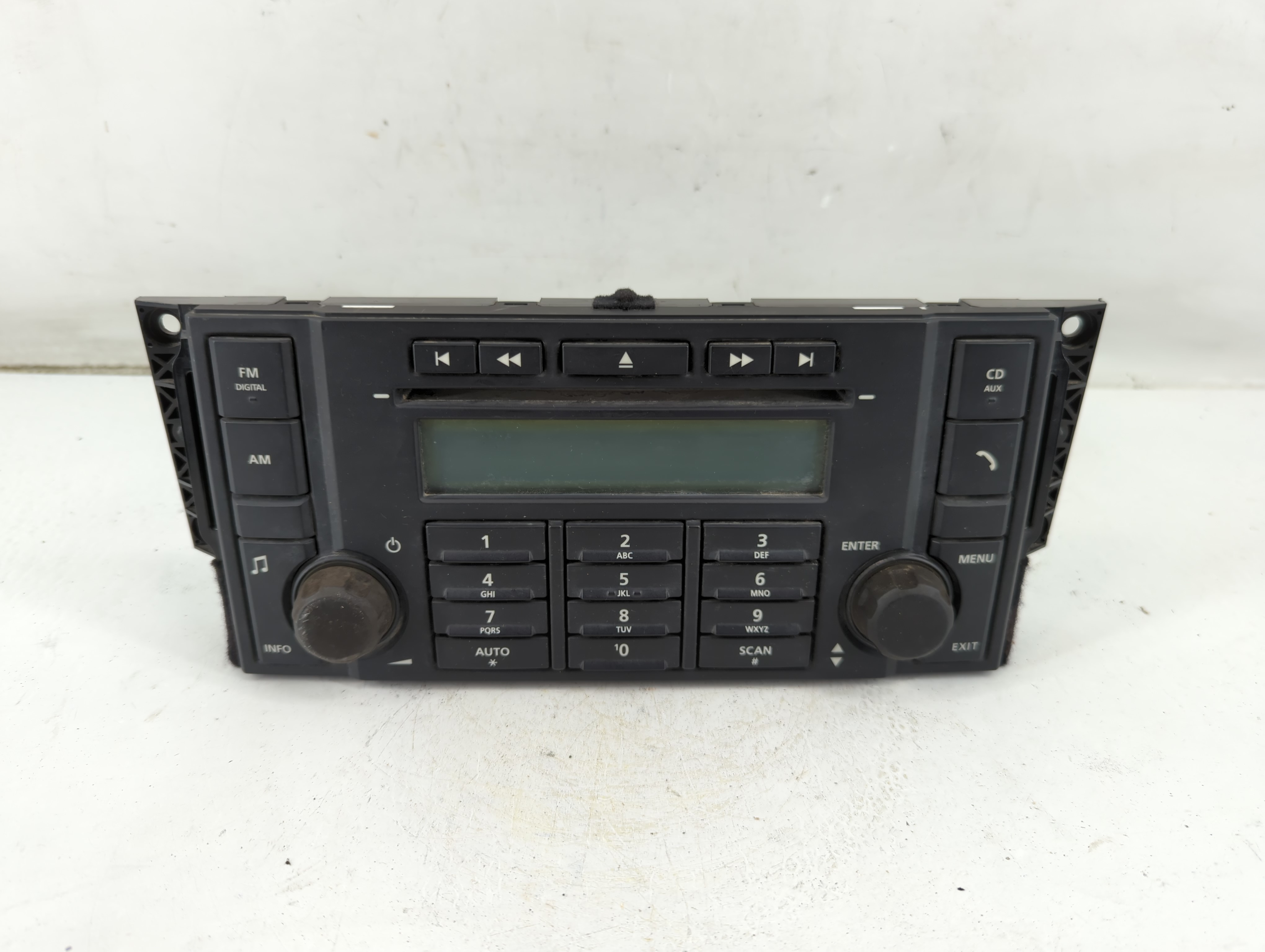 2011-2012 Land Rover Lr2 Am Fm Cd Player Radio Receiver 929906 - Oemusedautoparts1.com