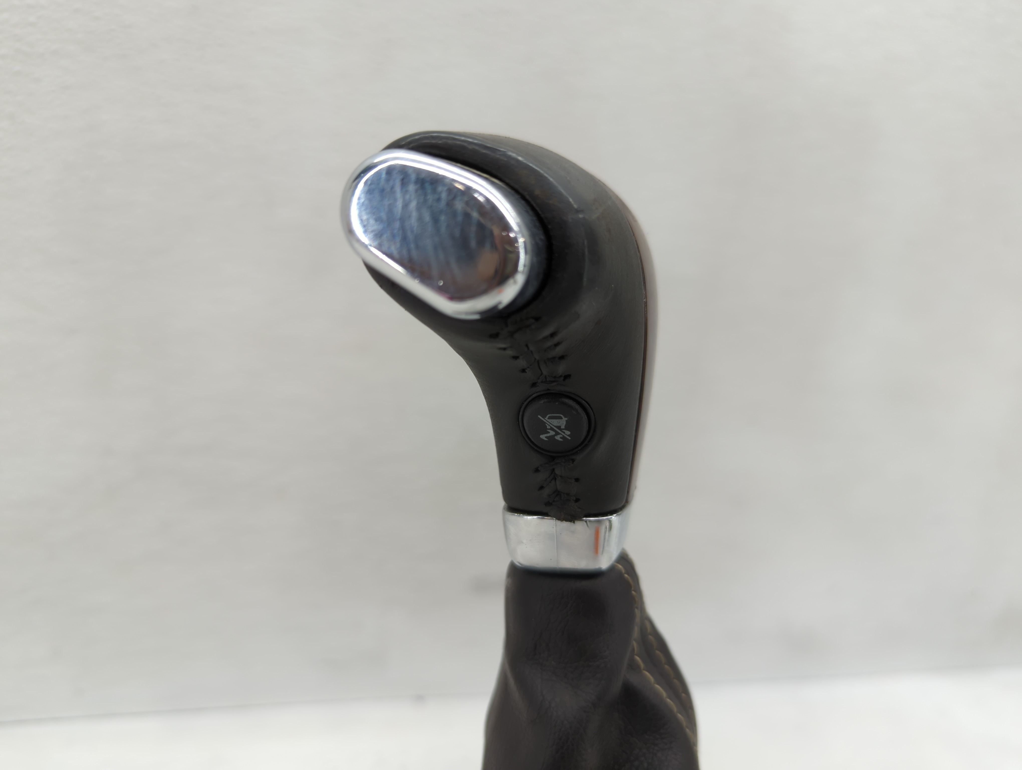 2008 Saab 9-7 Floor Console Assembly Shifter 932553 - Oemusedautoparts1.com