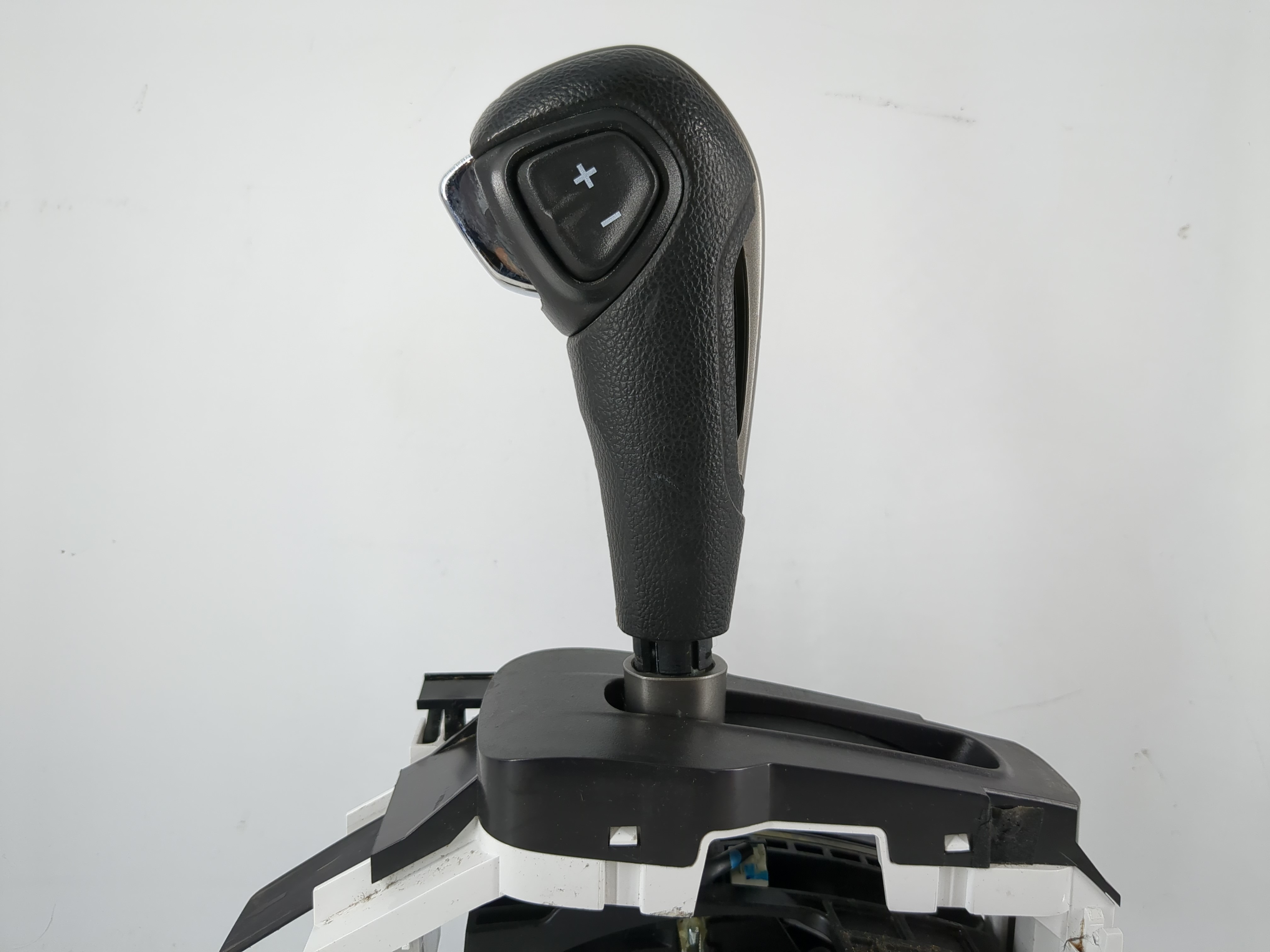 Picture of 2014 Chevrolet Sonic Floor Console Assembly Shifter 932753