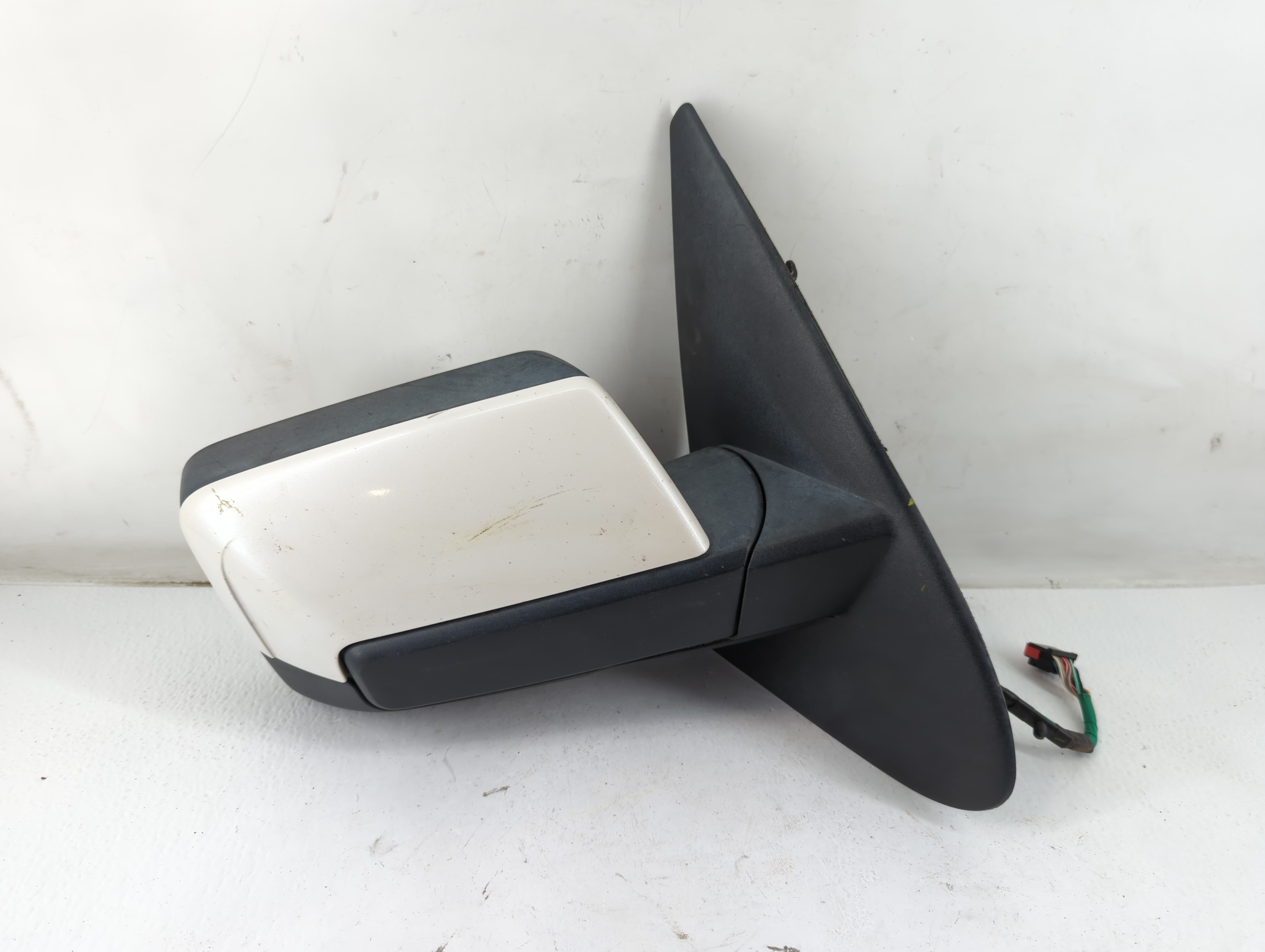 Ford Expedition Passenger Right Side View Power Door Mirror White 933628 - Oemusedautoparts1.com