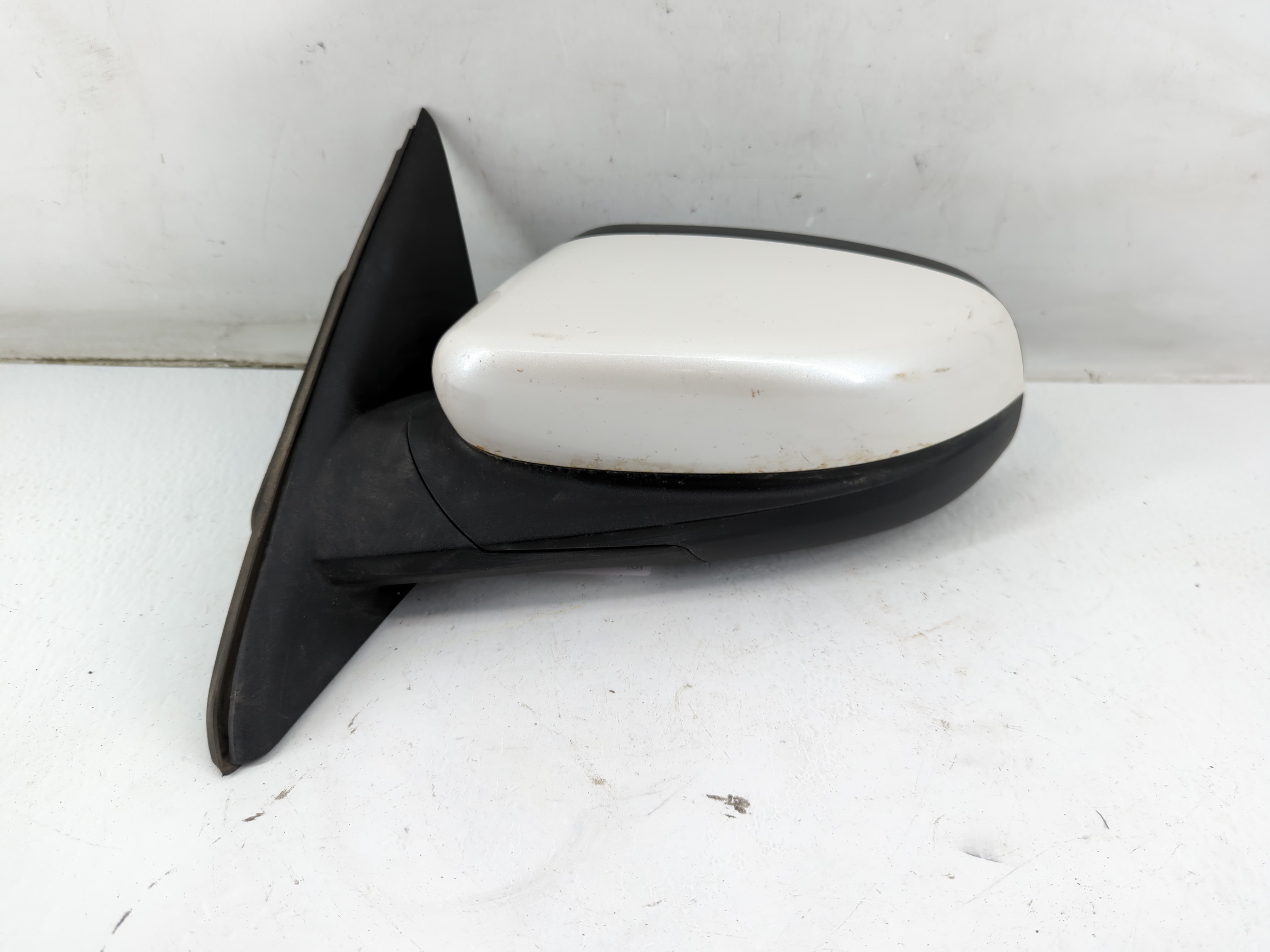 2010-2019 Ford Taurus Driver Left Side View Power Door Mirror White 933635 - Oemusedautoparts1.com