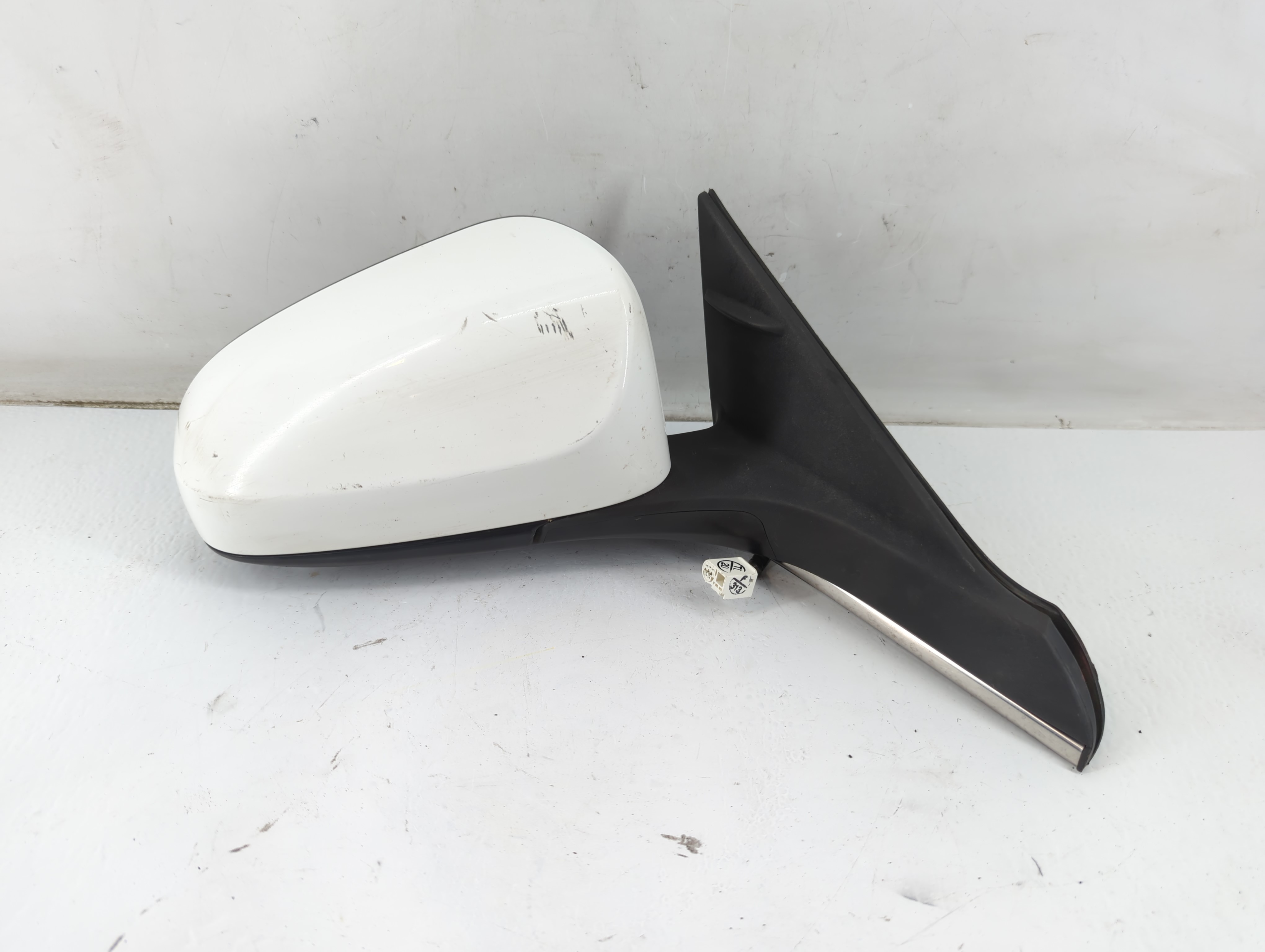 2015-2017 Toyota Camry Passenger Right Side View Power Door Mirror White 933681 - Oemusedautoparts1.com