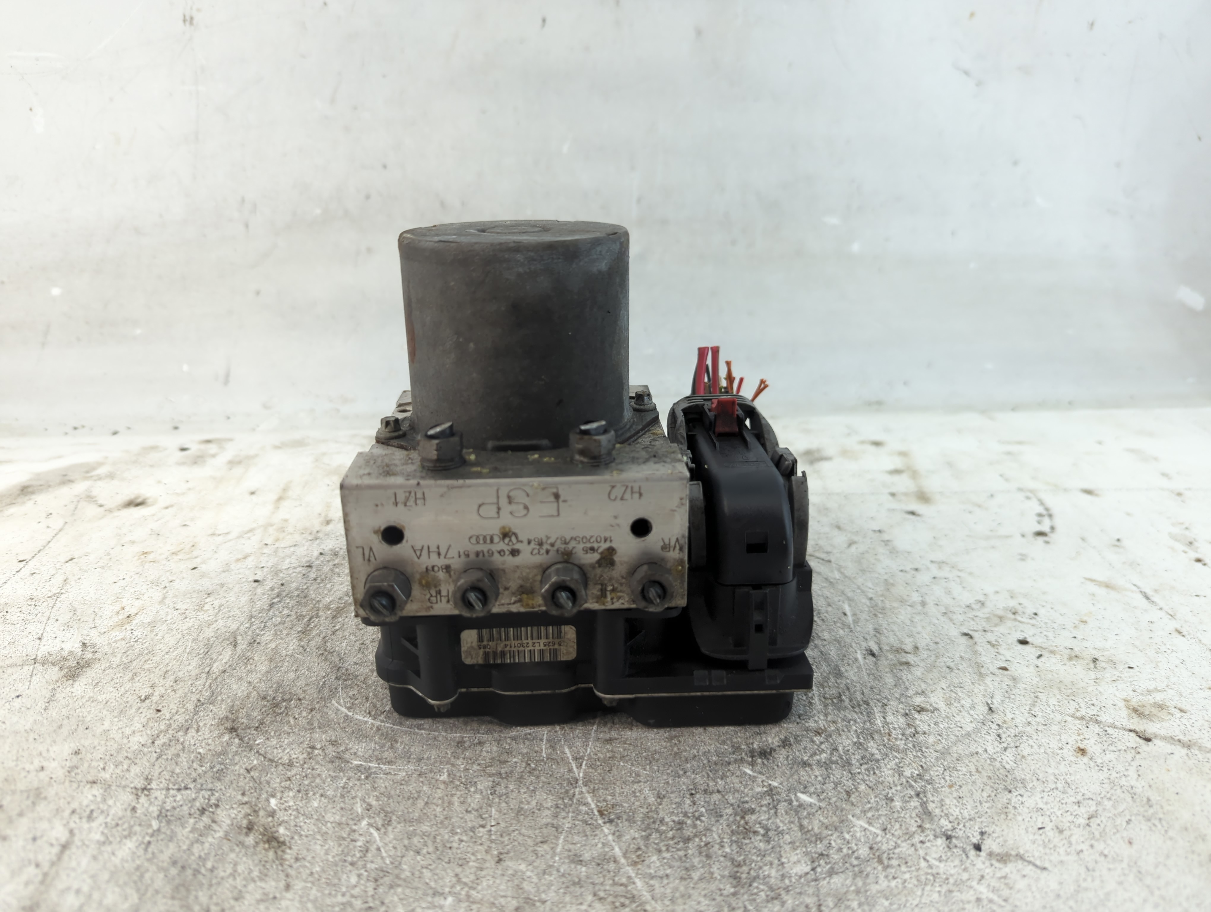 Picture of Audi A4 Abs Pump Control Module 935335