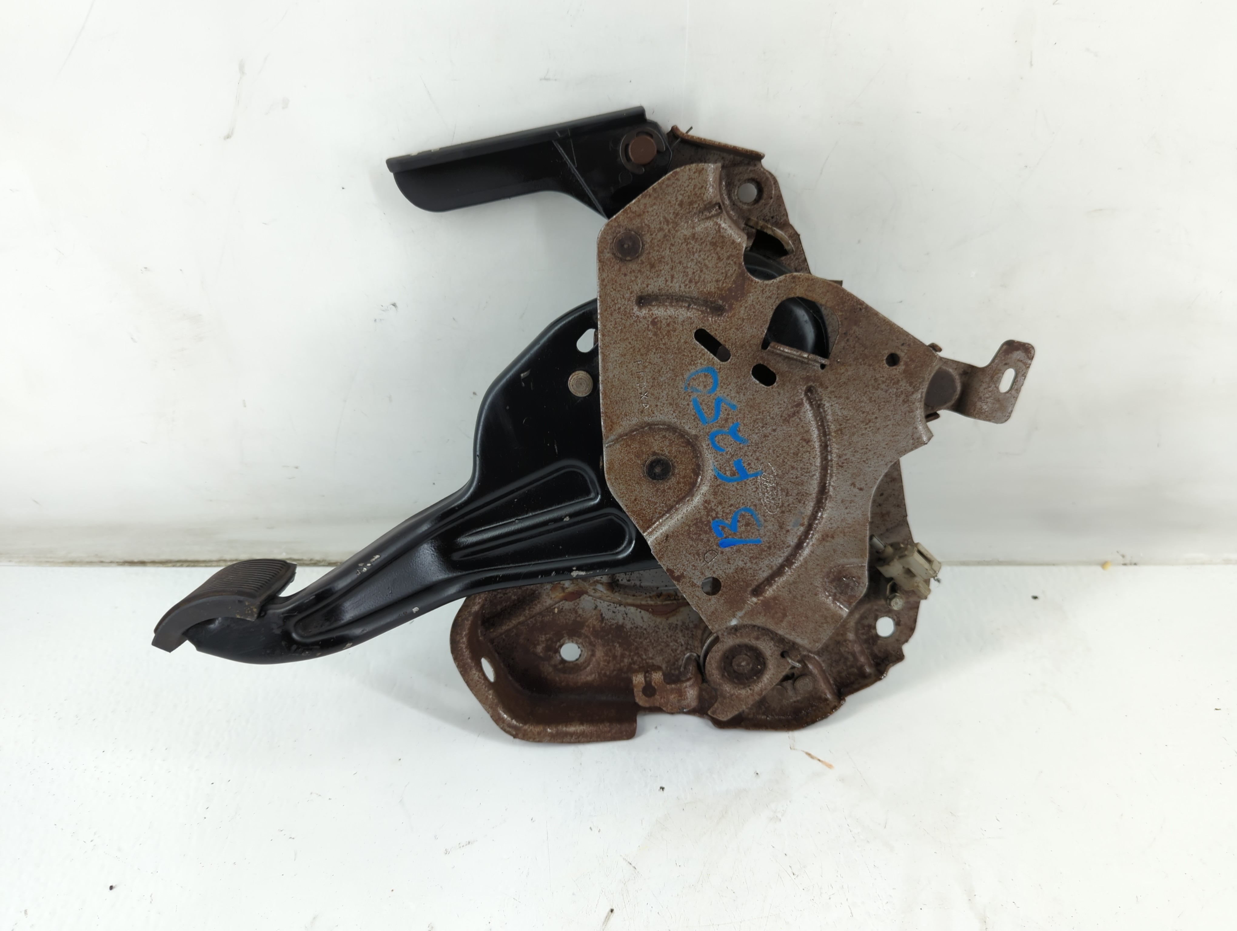 2013 Ford F-350 Super Duty BREAK PEDAL ASSEMBLY 935357 - Oemusedautoparts1.com