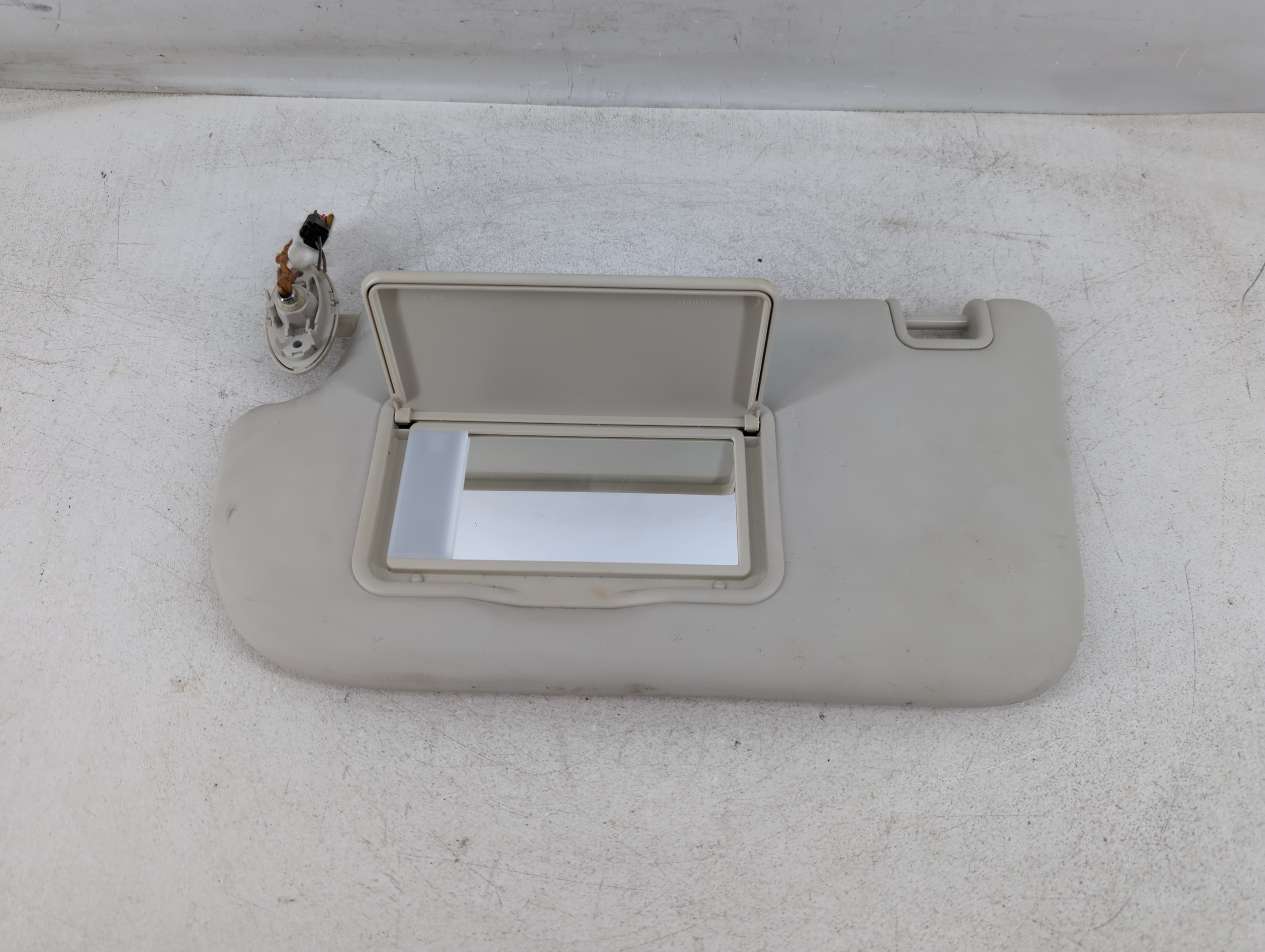 2013-2018 Ford Focus Driver Sun Visor Mirror Left Sunvisor Light Grey 935897 - Oemusedautoparts1.com