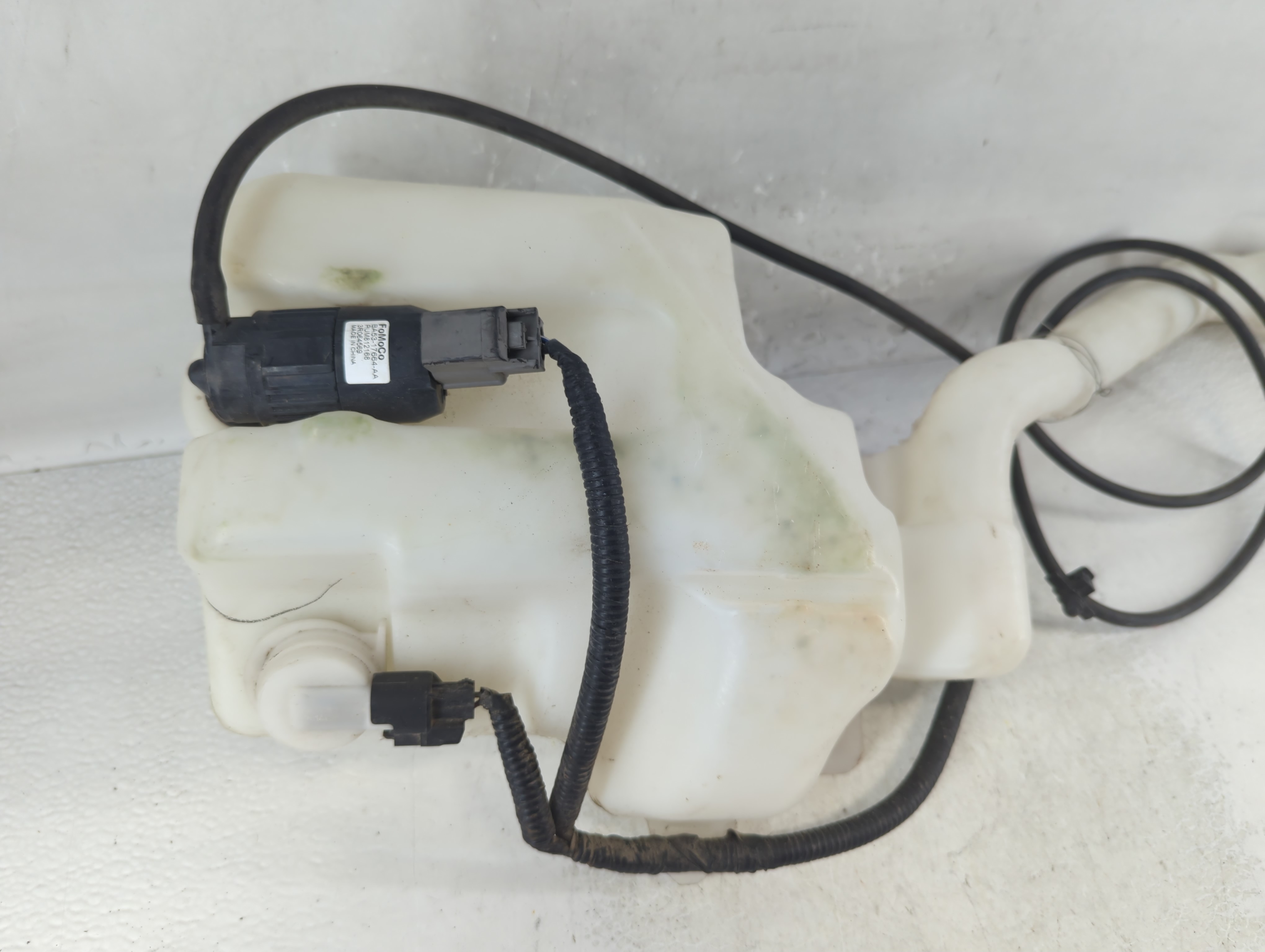2013-2019 Ford Taurus Windshield Washer Fluid Reservoir Bottle Oem 936166 - Oemusedautoparts1.com
