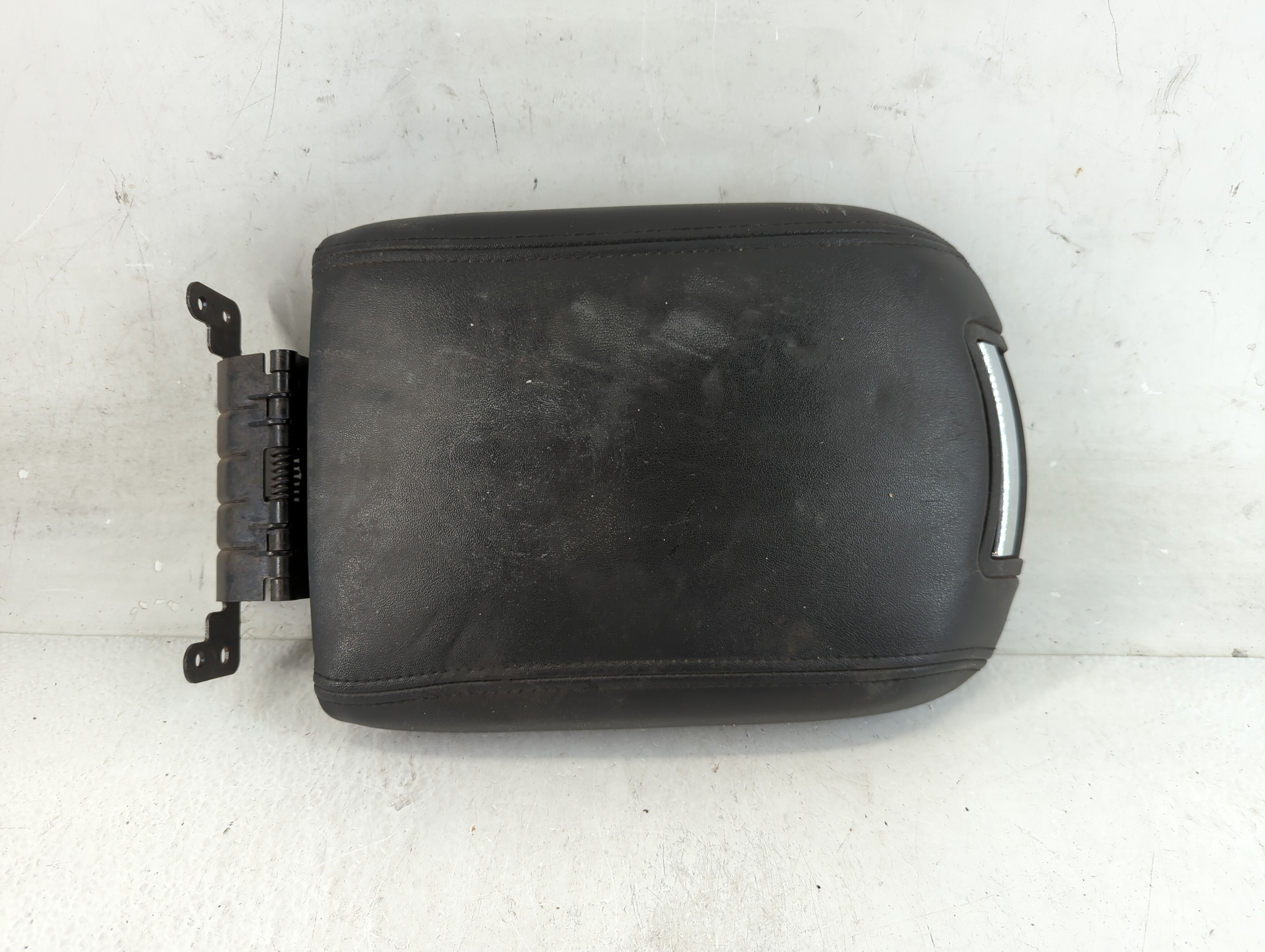 2013 Ford Taurus Center Console Armrest Cover Lid Black 936908 - Oemusedautoparts1.com