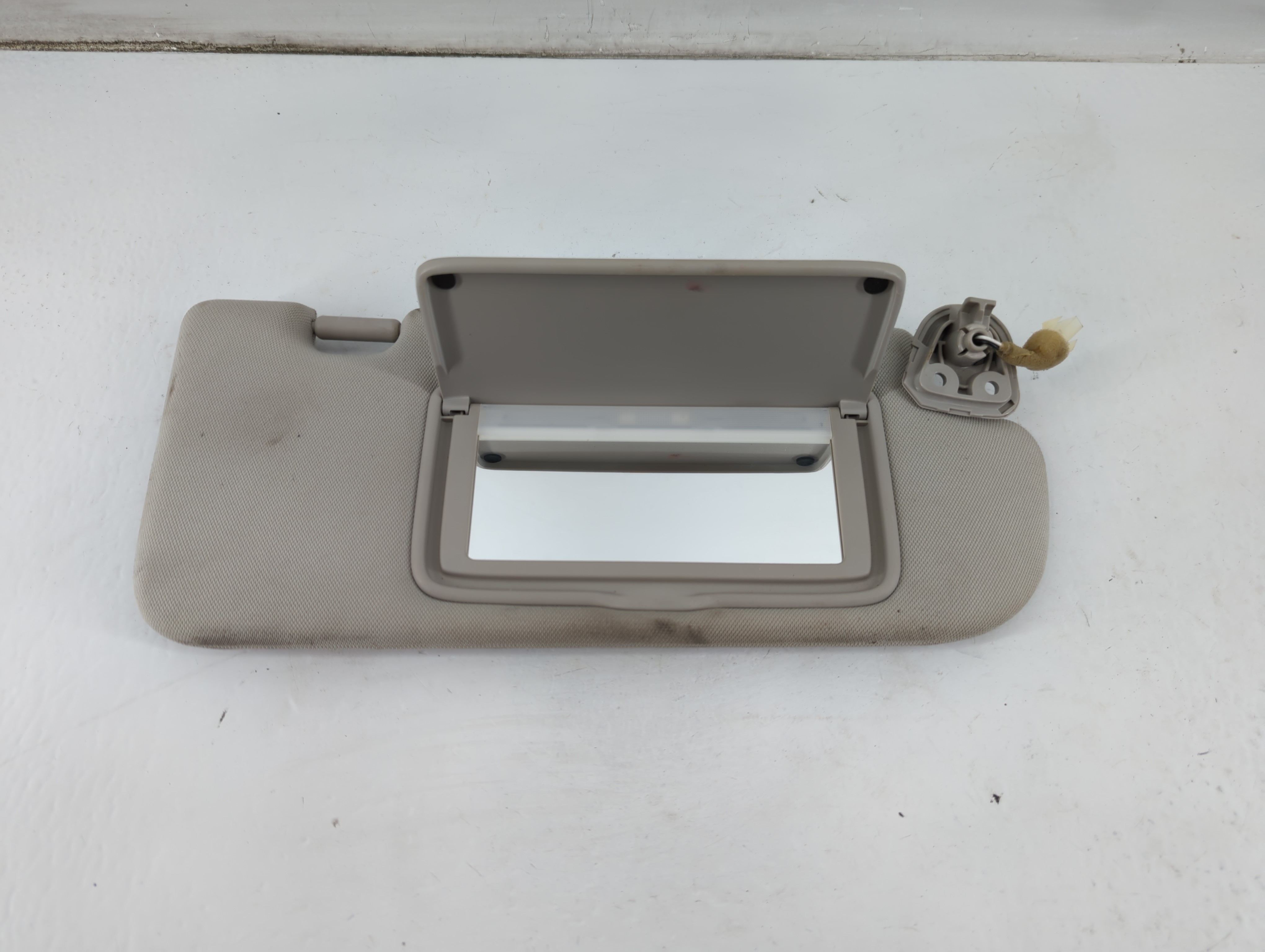 2014-2017 Nissan Rogue Passenger Sun Visor Mirror Right Sunvisor 937332 - Oemusedautoparts1.com