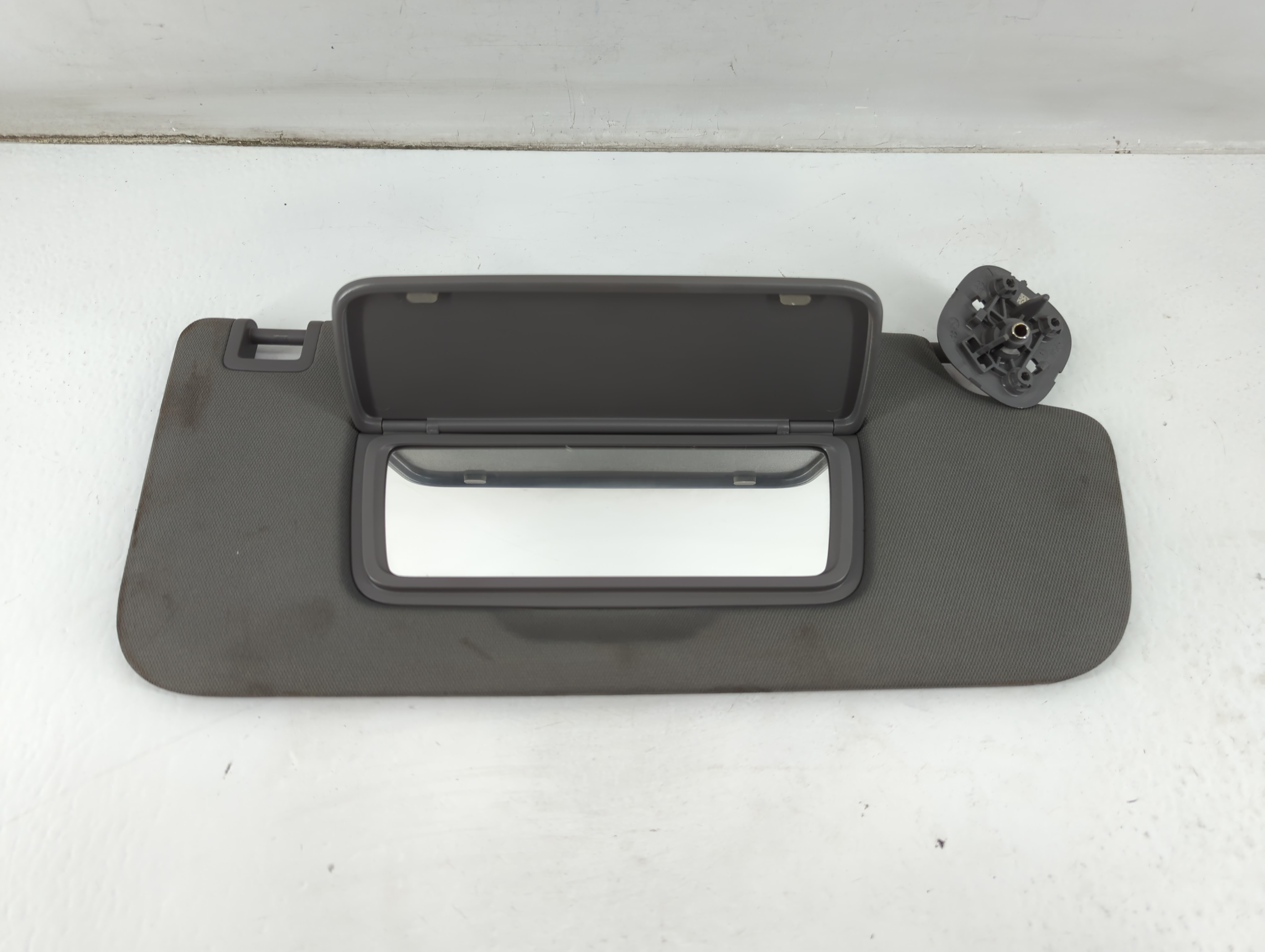 2019 Chevrolet Silverado 1500 Passenger Sun Visor Mirror Right Sunvisor 937336 - Oemusedautoparts1.com
