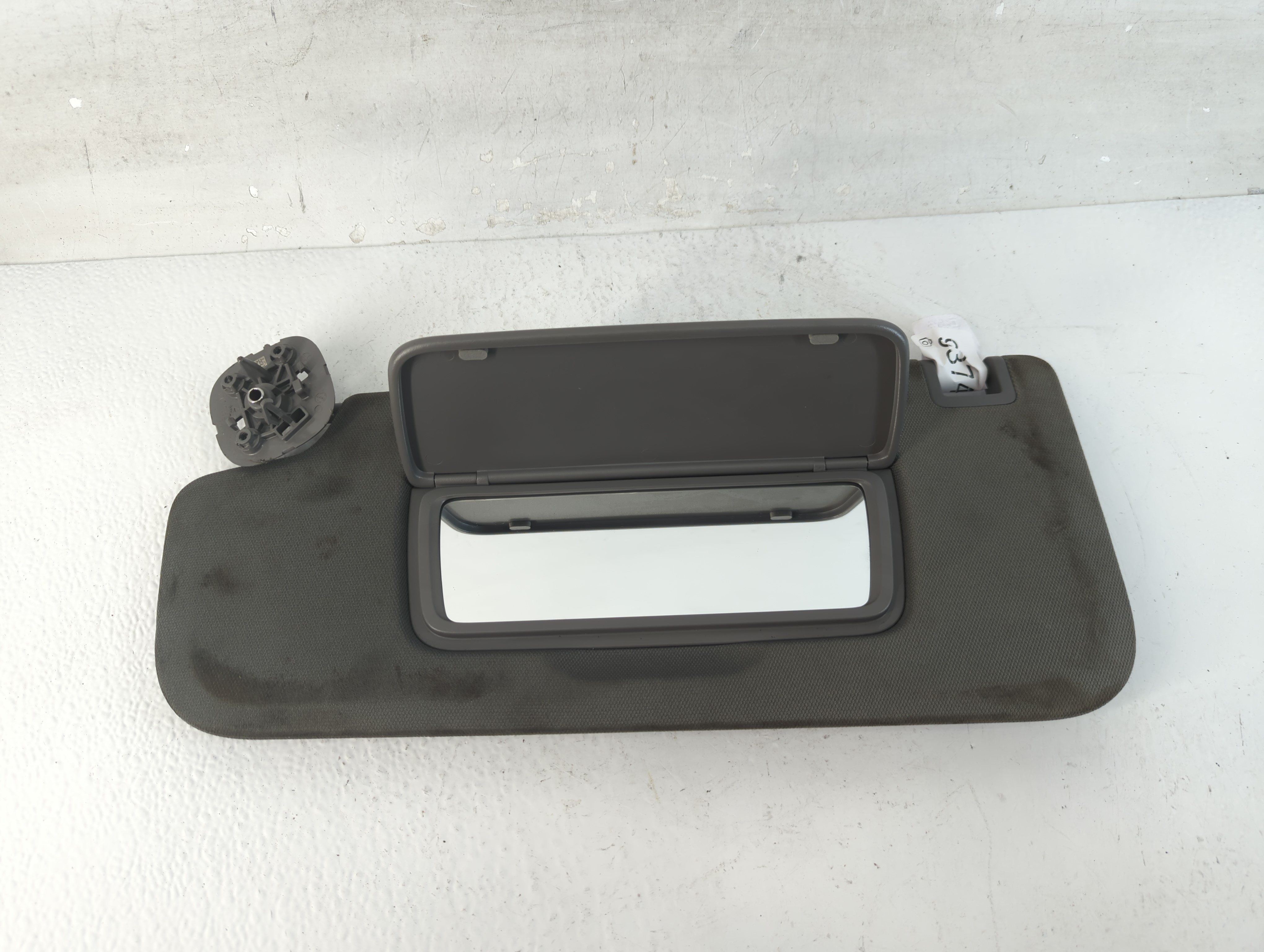 2014-2019 Chevrolet Silverado 1500 Driver Sun Visor Mirror Left Sunvisor 937403 - Oemusedautoparts1.com