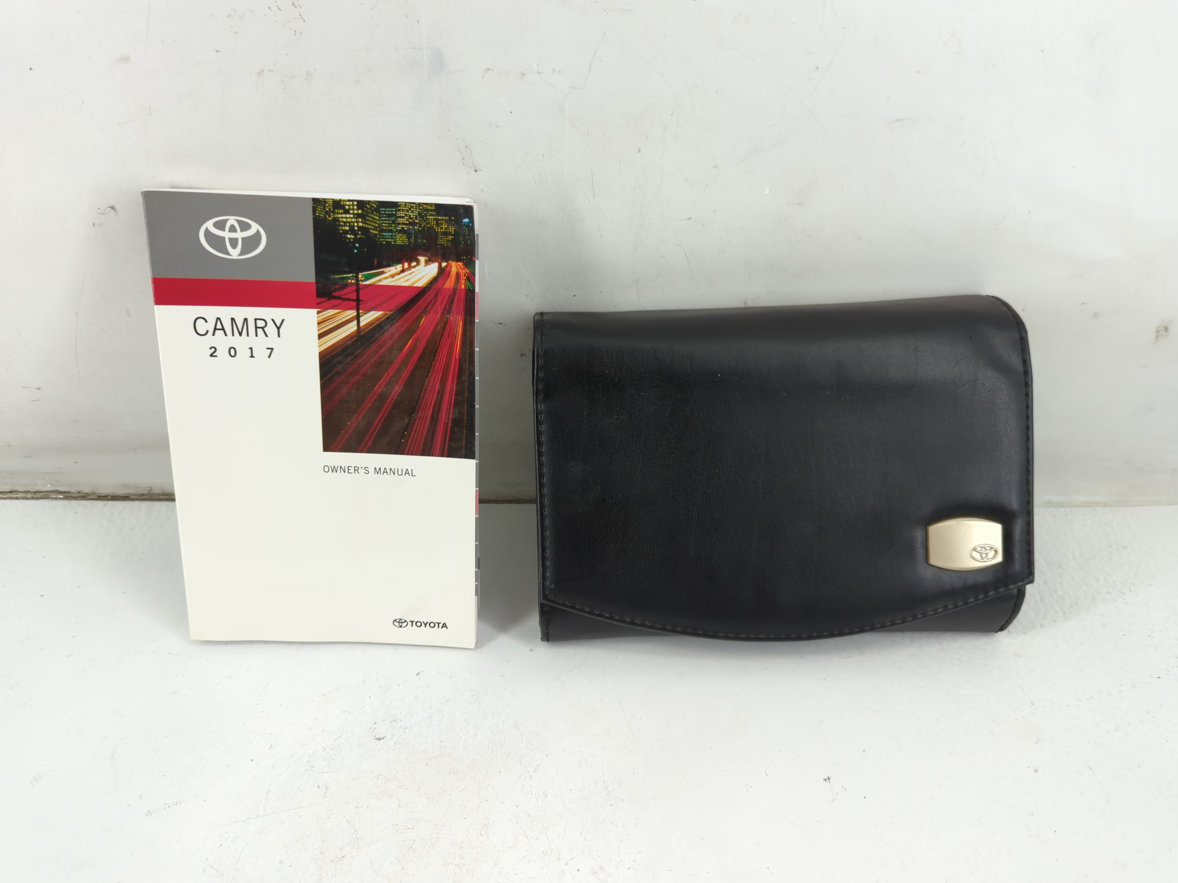 2017 Toyota Camry Owners Manual Book Guide 937598 - Oemusedautoparts1.com