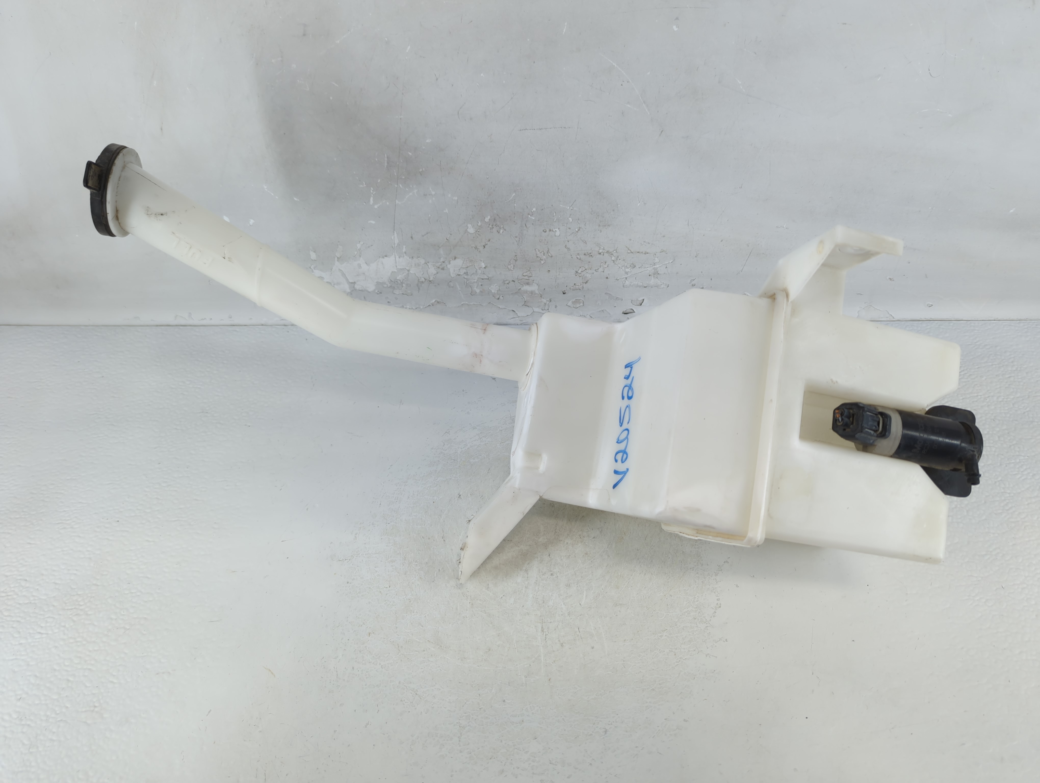 2005-2009 Ford Mustang Windshield Washer Fluid Reservoir Bottle Oem 937833 - Oemusedautoparts1.com