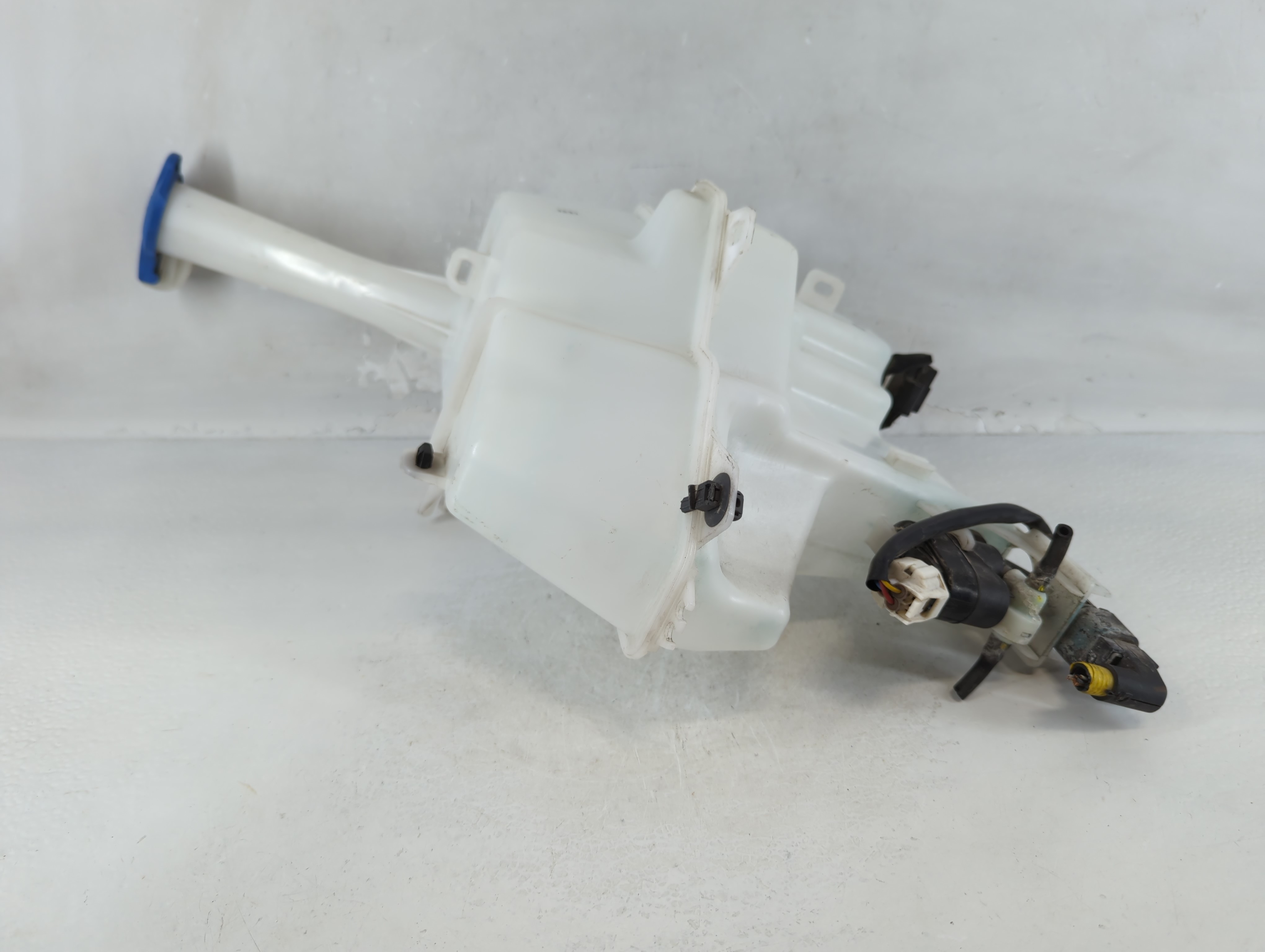 2013-2017 Hyundai Veloster Windshield Washer Fluid Reservoir Bottle Oem 937834 - Oemusedautoparts1.com