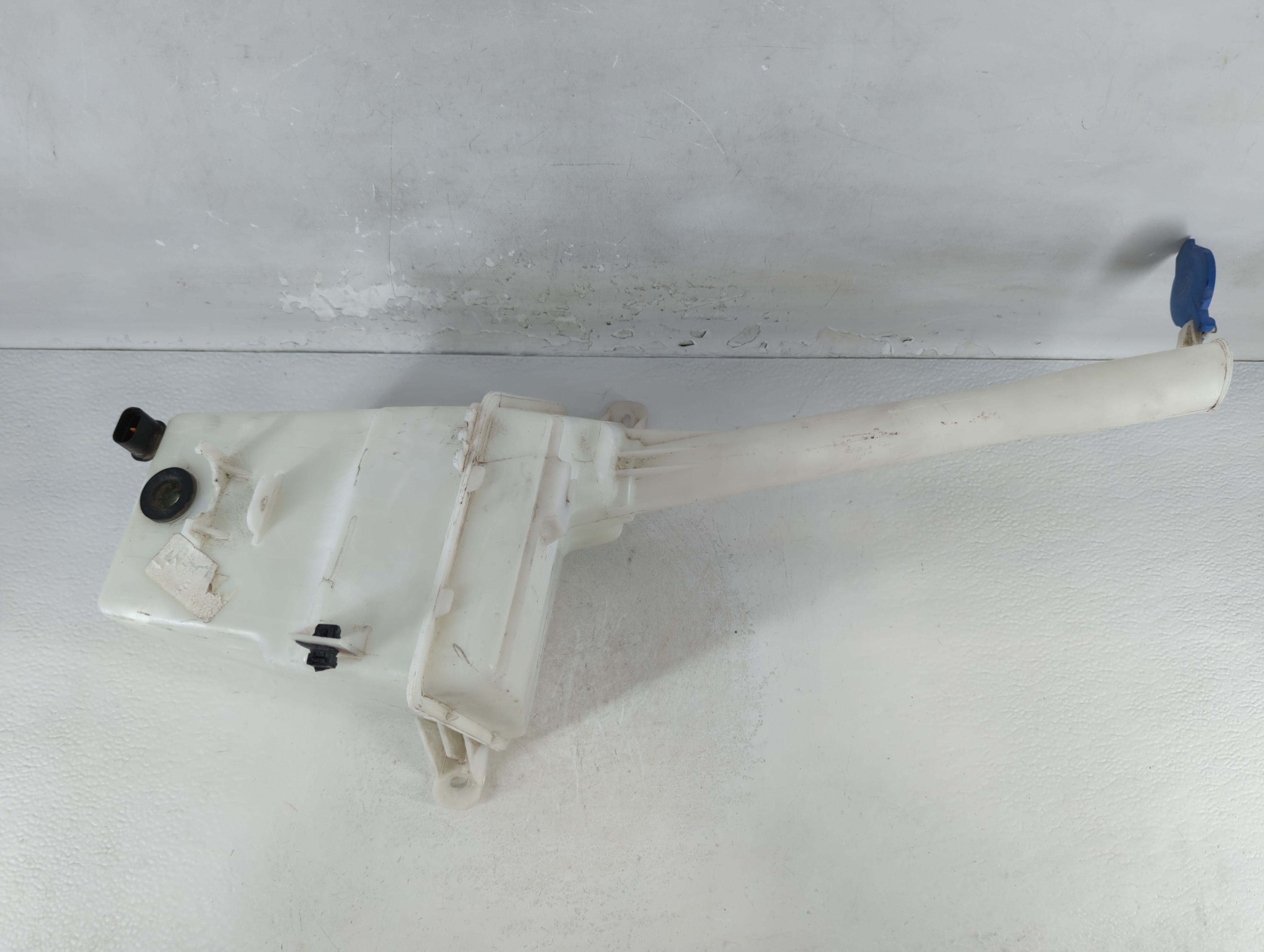2011-2013 Kia Sorento Windshield Washer Fluid Reservoir Bottle Oem 937866 - Oemusedautoparts1.com