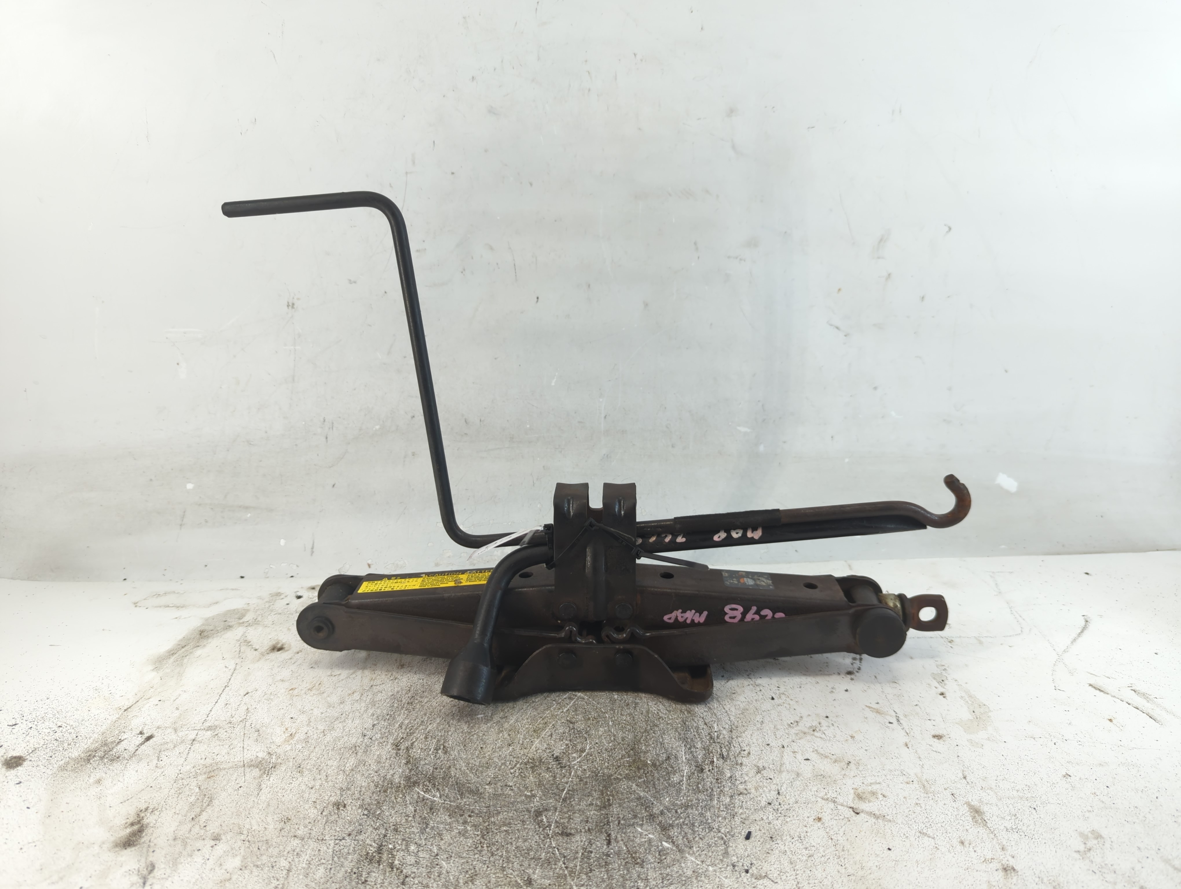 Picture of 2004 Toyota Sienna Spare Scissor Car Jack 937870