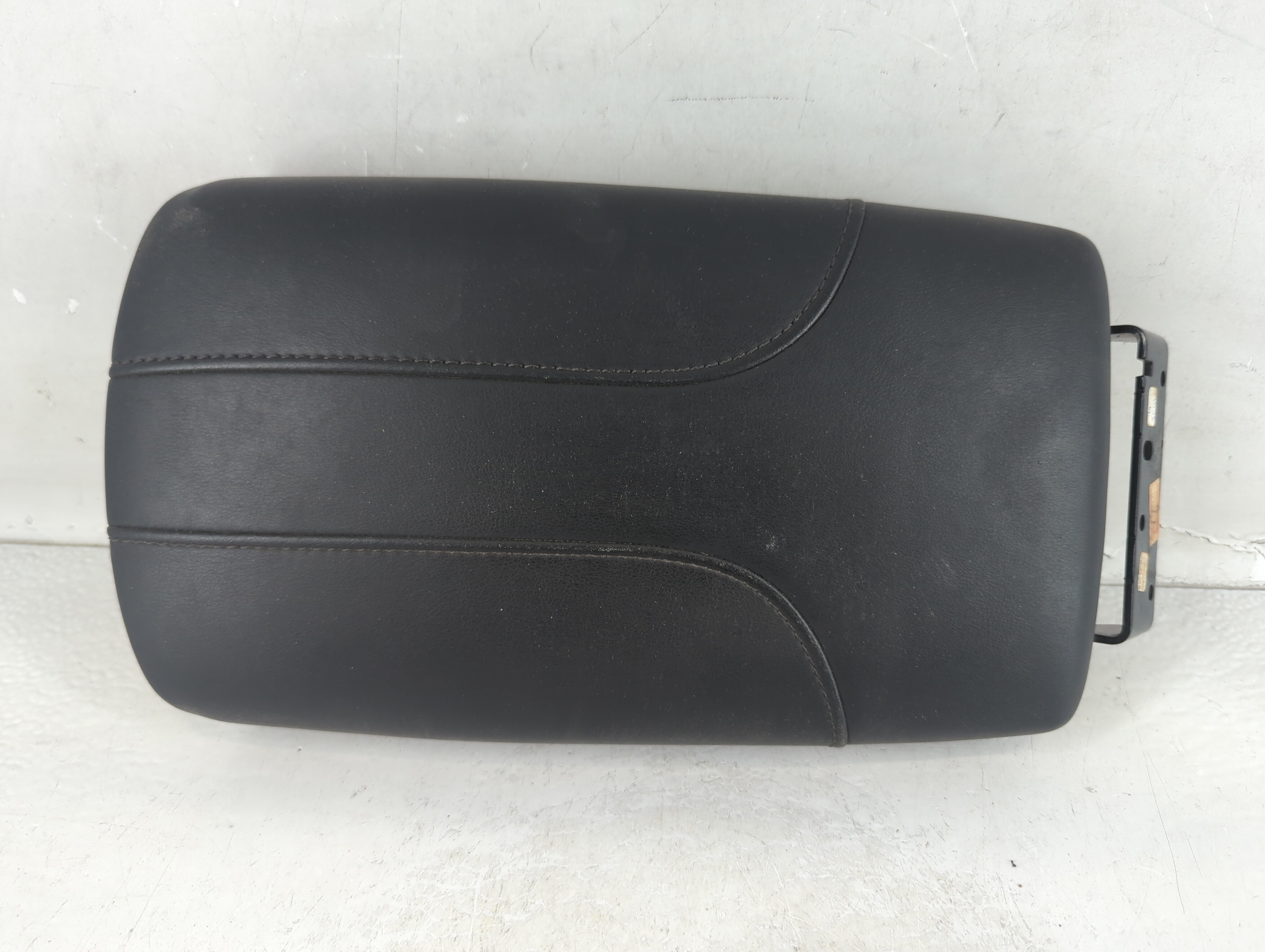 2020 Nissan Rogue Center Console Armrest Cover Lid Black 937944 - Oemusedautoparts1.com