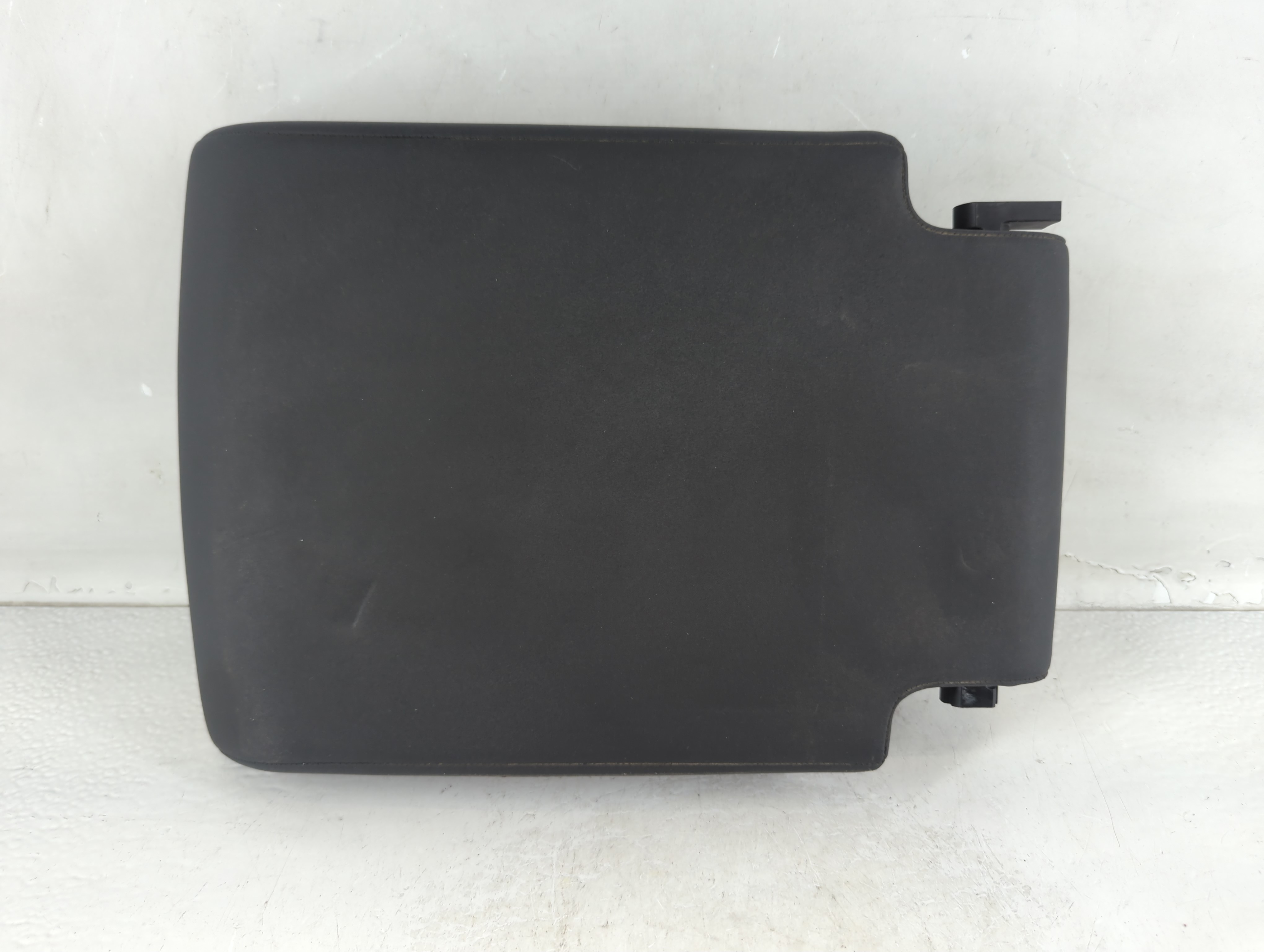 2019 Land Rover Discovery Center Console Armrest Cover Lid Black 937948 - Oemusedautoparts1.com