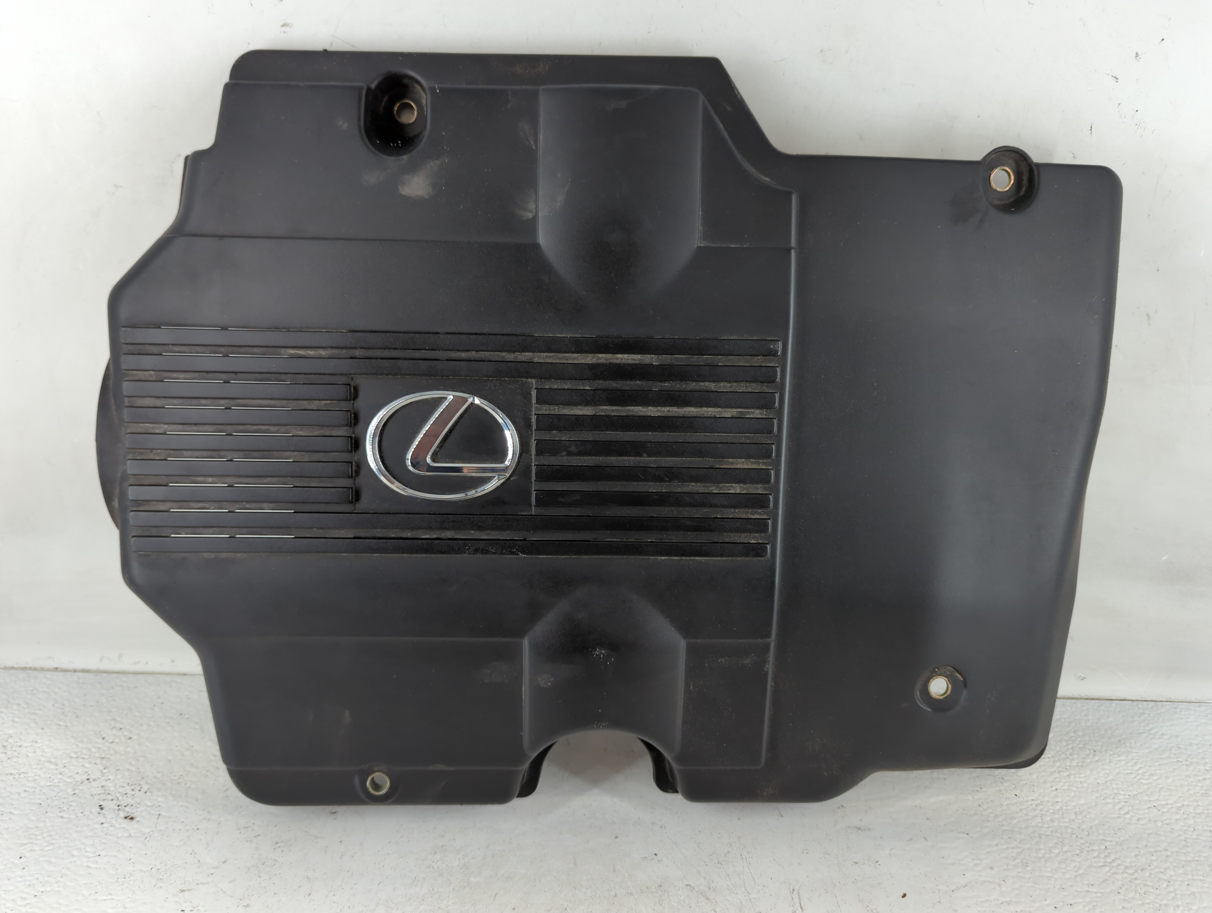 Picture of 2004 Lexus Is300 Engine Cover 937974