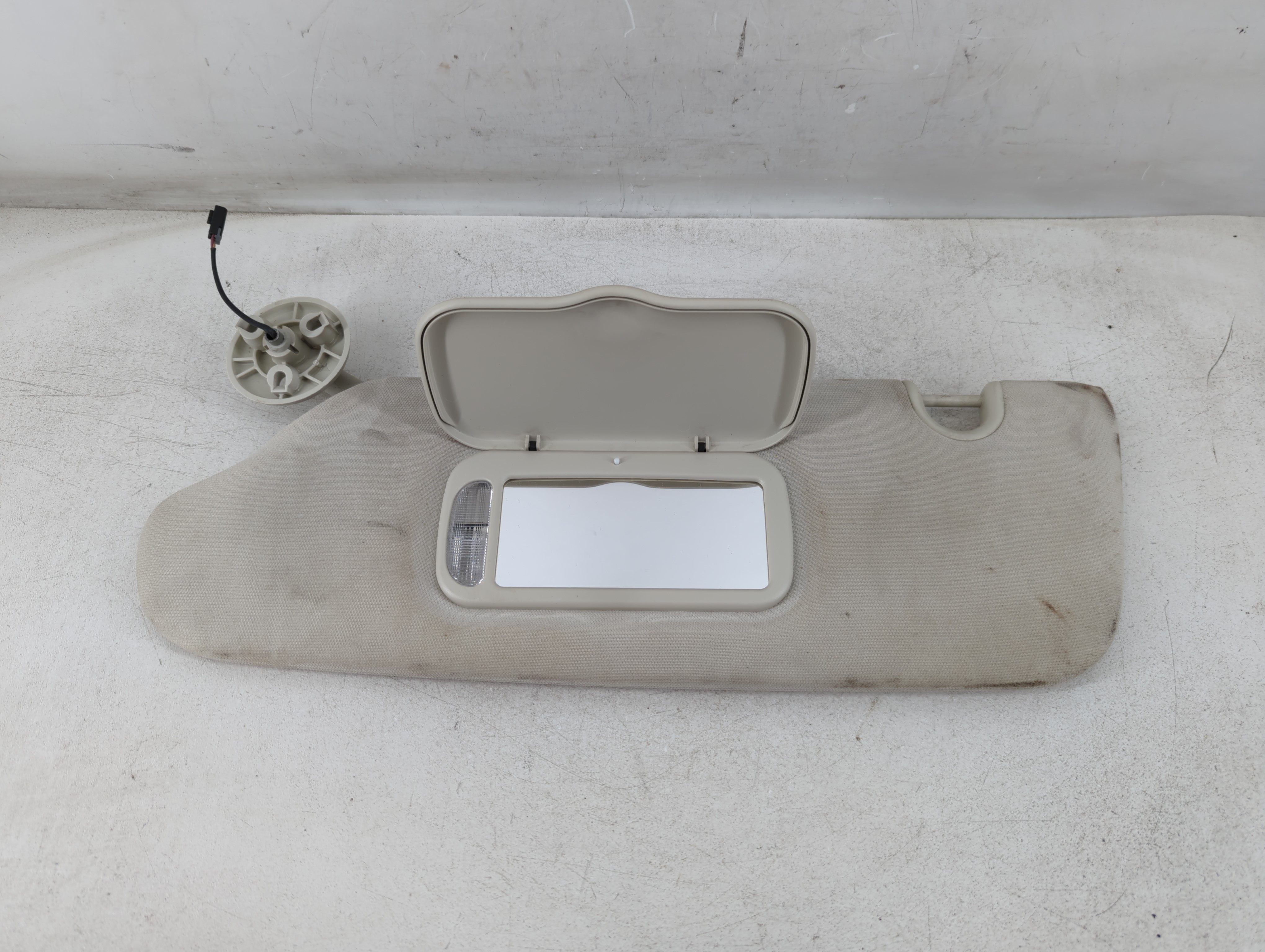 2008-2010 Chrysler Town & Country Driver Sun Visor Mirror Left Sunvisor 938769 - Oemusedautoparts1.com