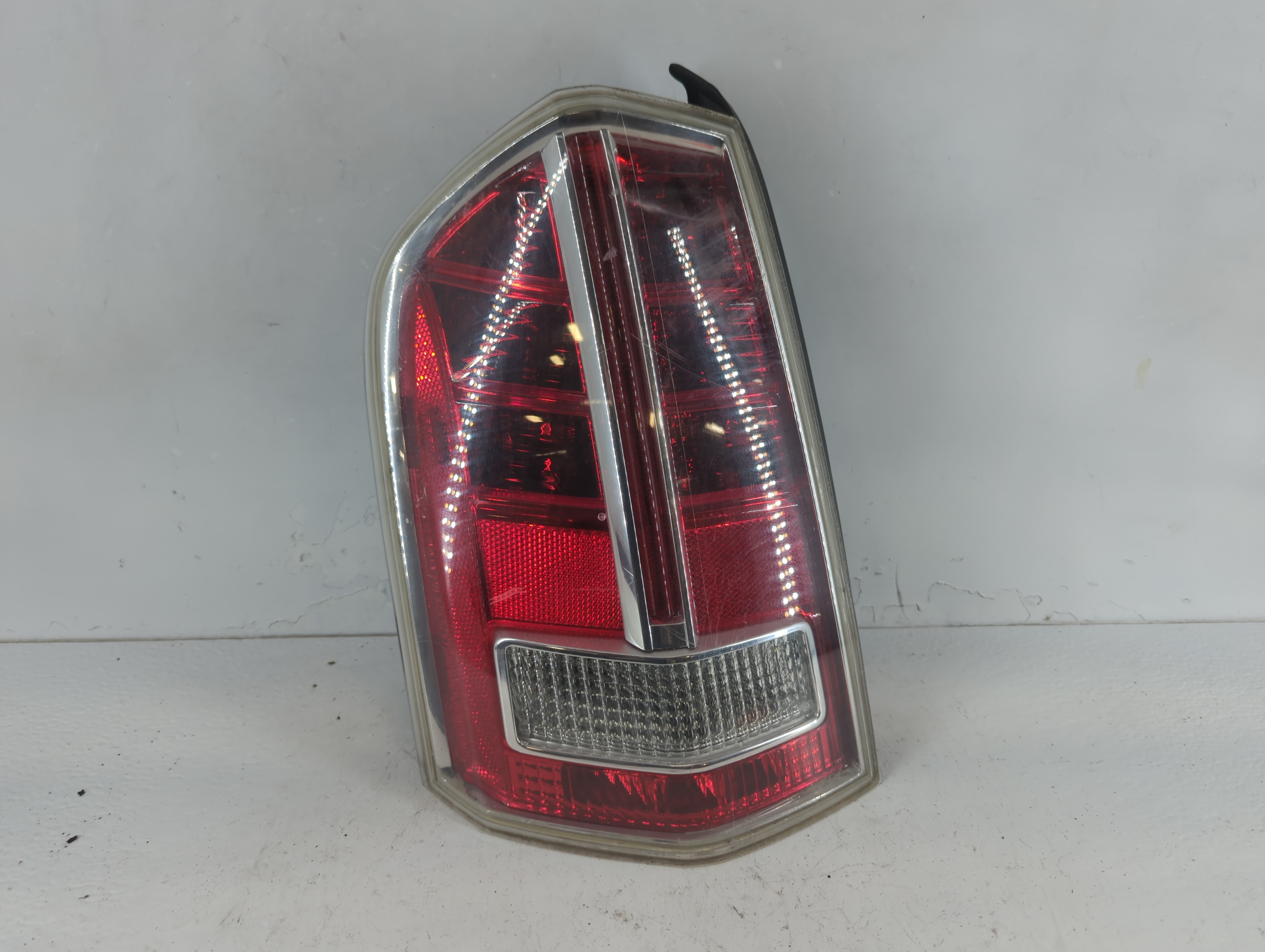 2014 Chrysler 300 Driver Left Side Tail Light Taillight Oem 938829 - Oemusedautoparts1.com