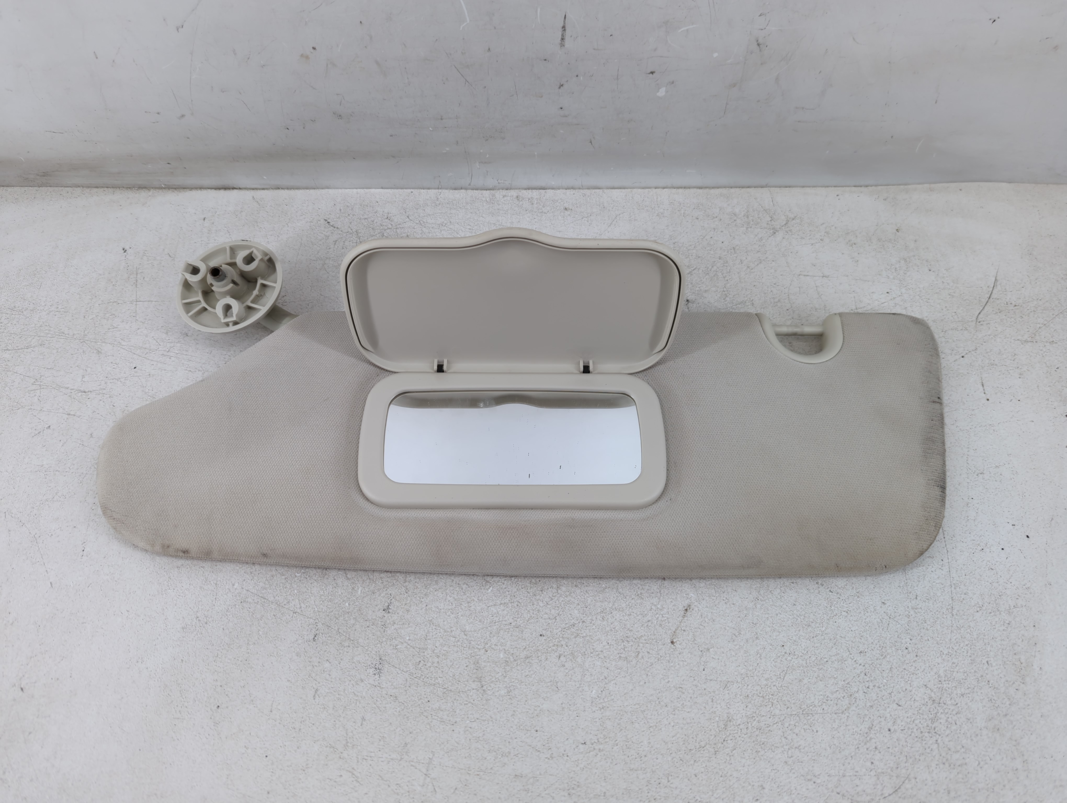 2008 Chrysler Town & Country Driver Sun Visor Mirror Left Sunvisor 938934 - Oemusedautoparts1.com