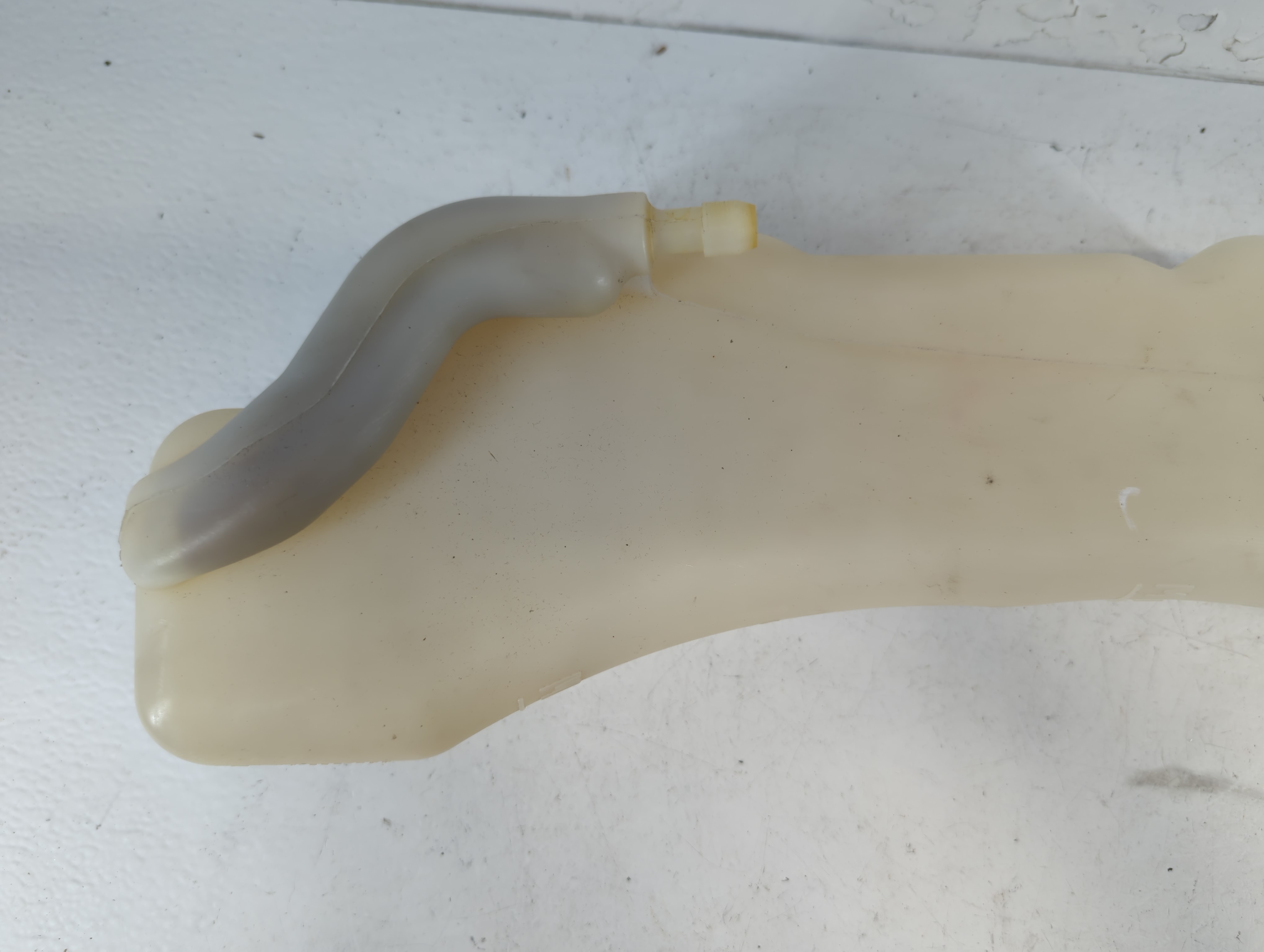 2008 Chrysler Town & Country Windshield Washer Fluid Reservoir Bottle Oem 938962 - Oemusedautoparts1.com