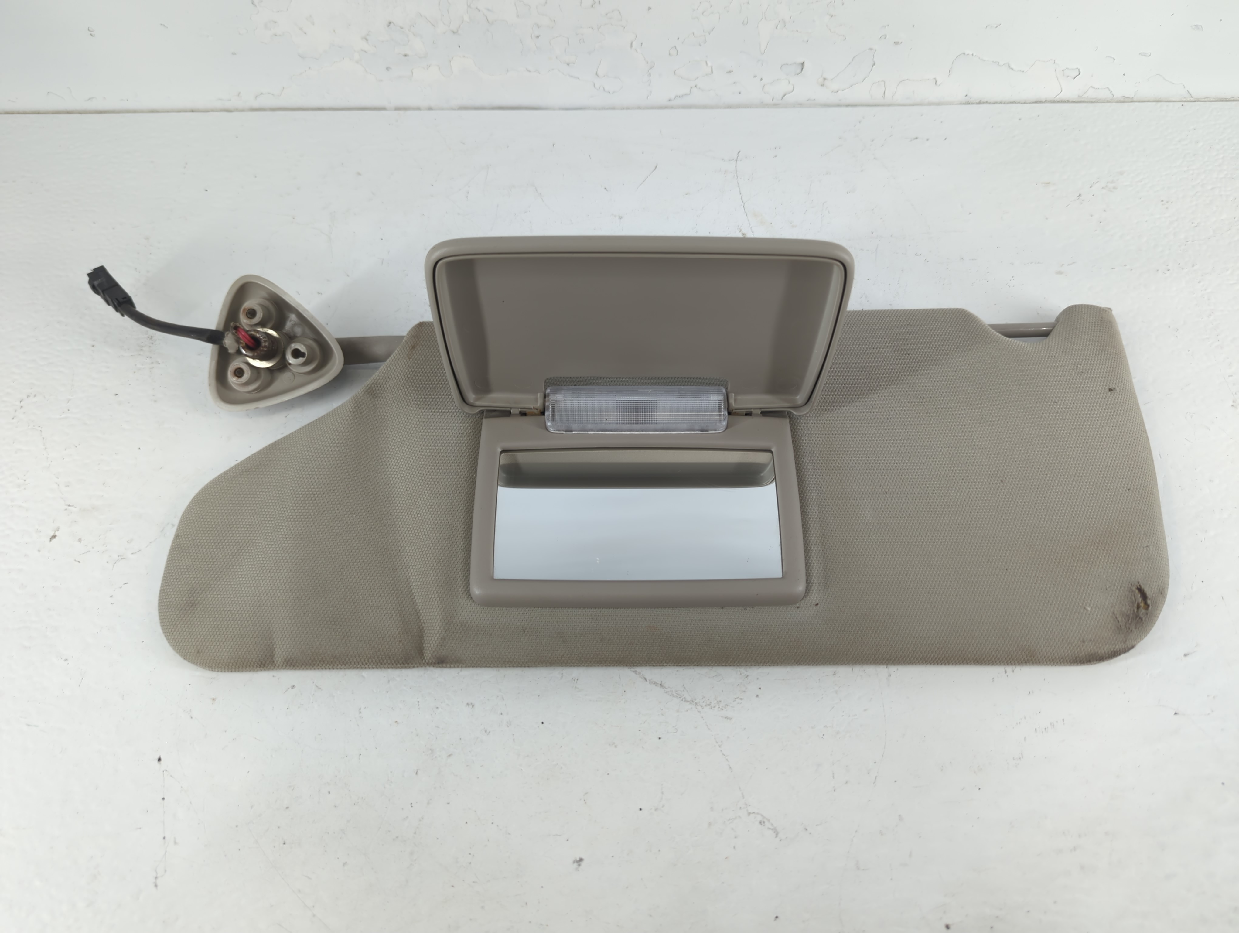 2005-2007 Chrysler 300 Driver Sun Visor Mirror Left Sunvisor Grey 939065 - Oemusedautoparts1.com