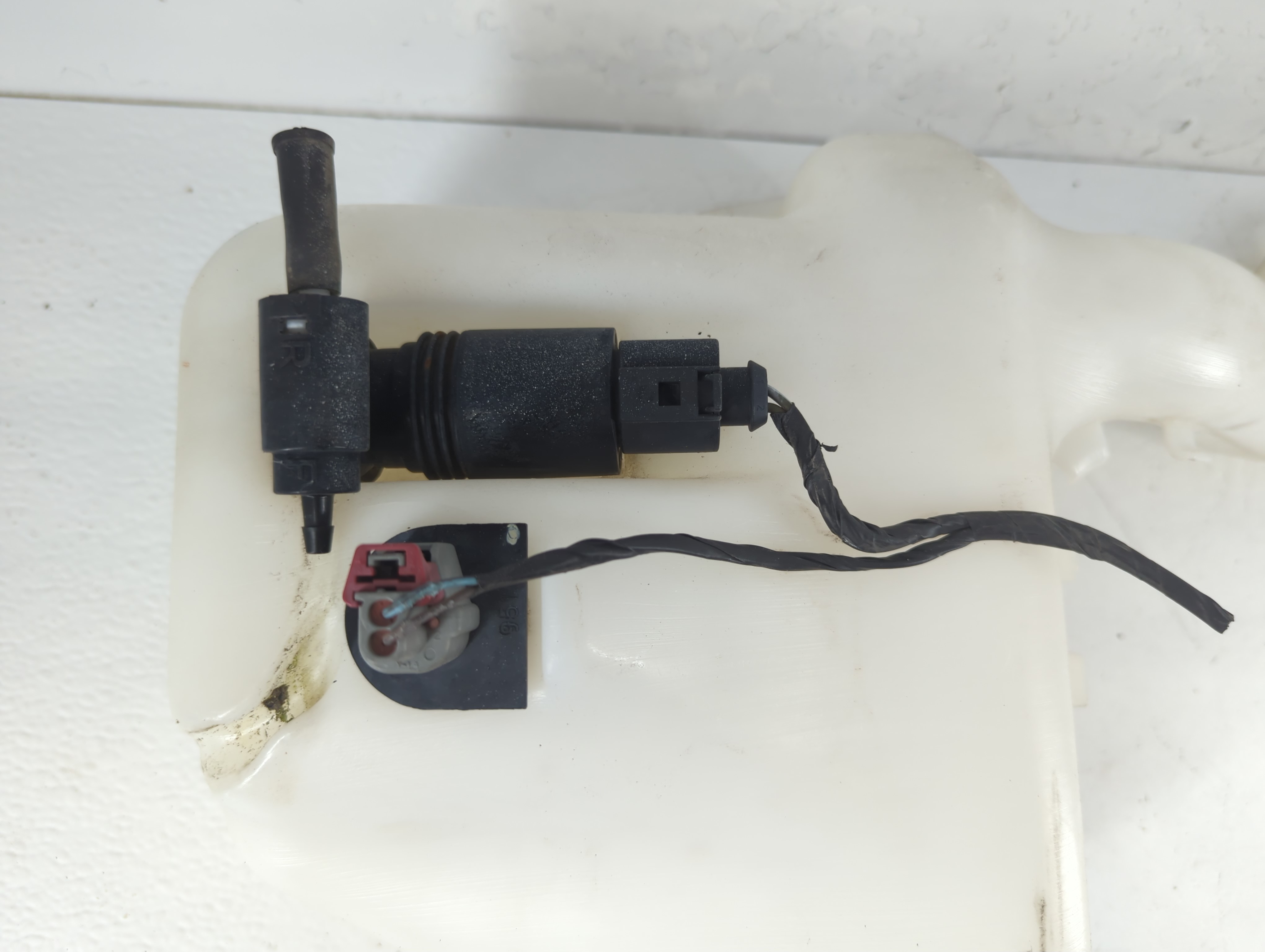 2008 Chrysler Town & Country Windshield Washer Fluid Reservoir Bottle Oem 939513 - Oemusedautoparts1.com