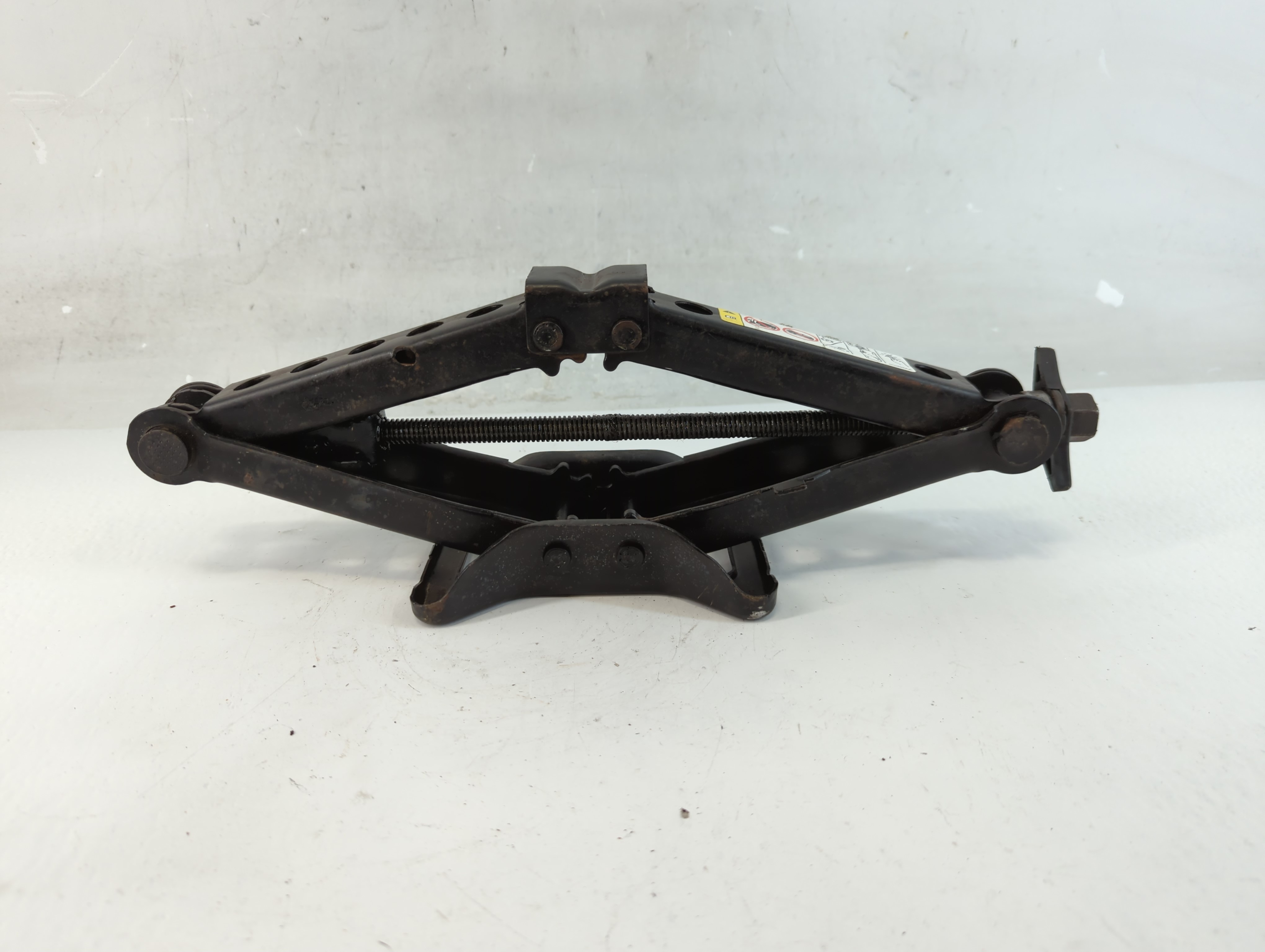 2013 Chrysler 200 Spare Scissor Car Jack 939872 - Oemusedautoparts1.com