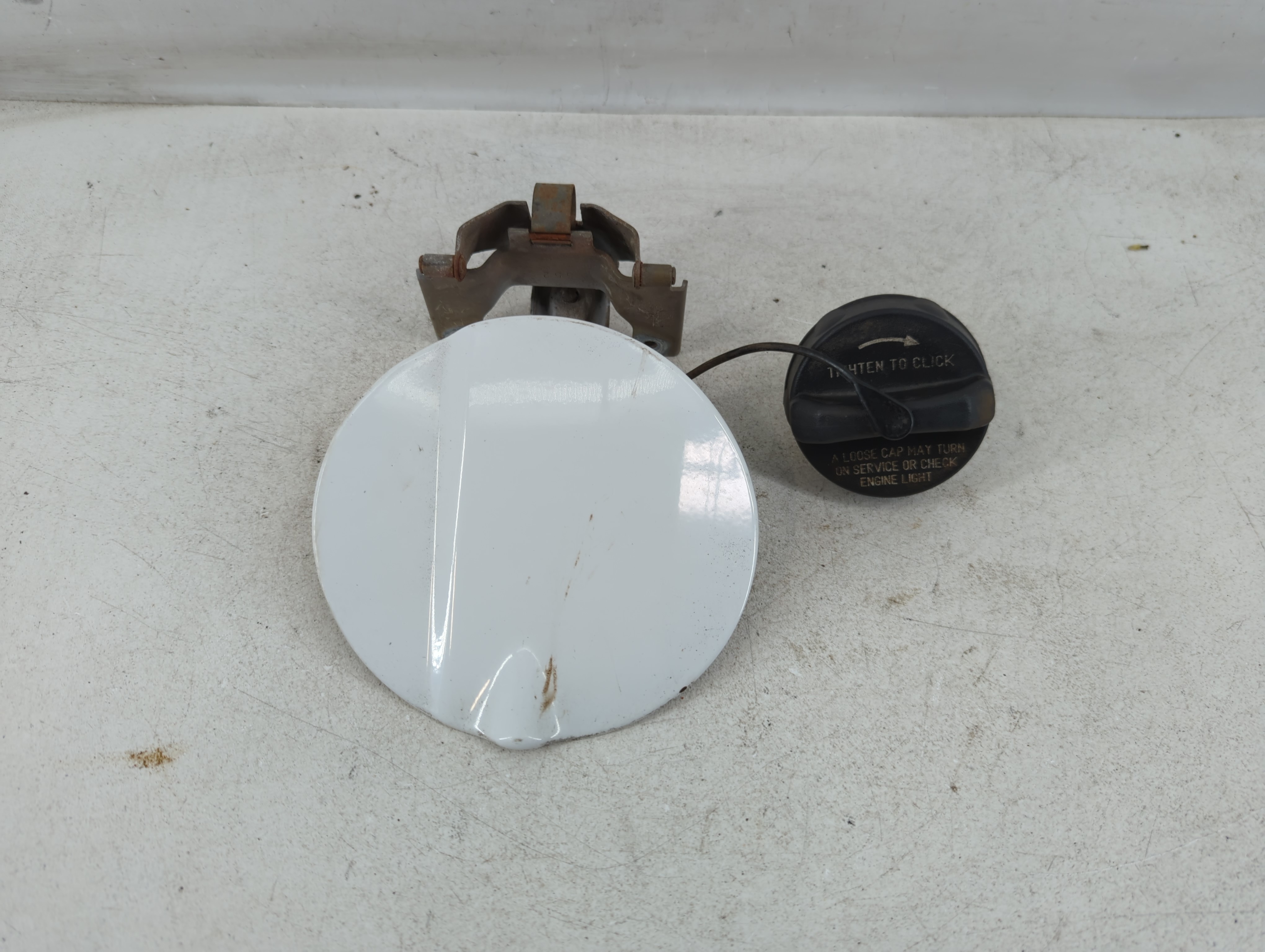2013 Chrysler 200 Fuel Tank Door Lid Gas Tank White 939883 - Oemusedautoparts1.com