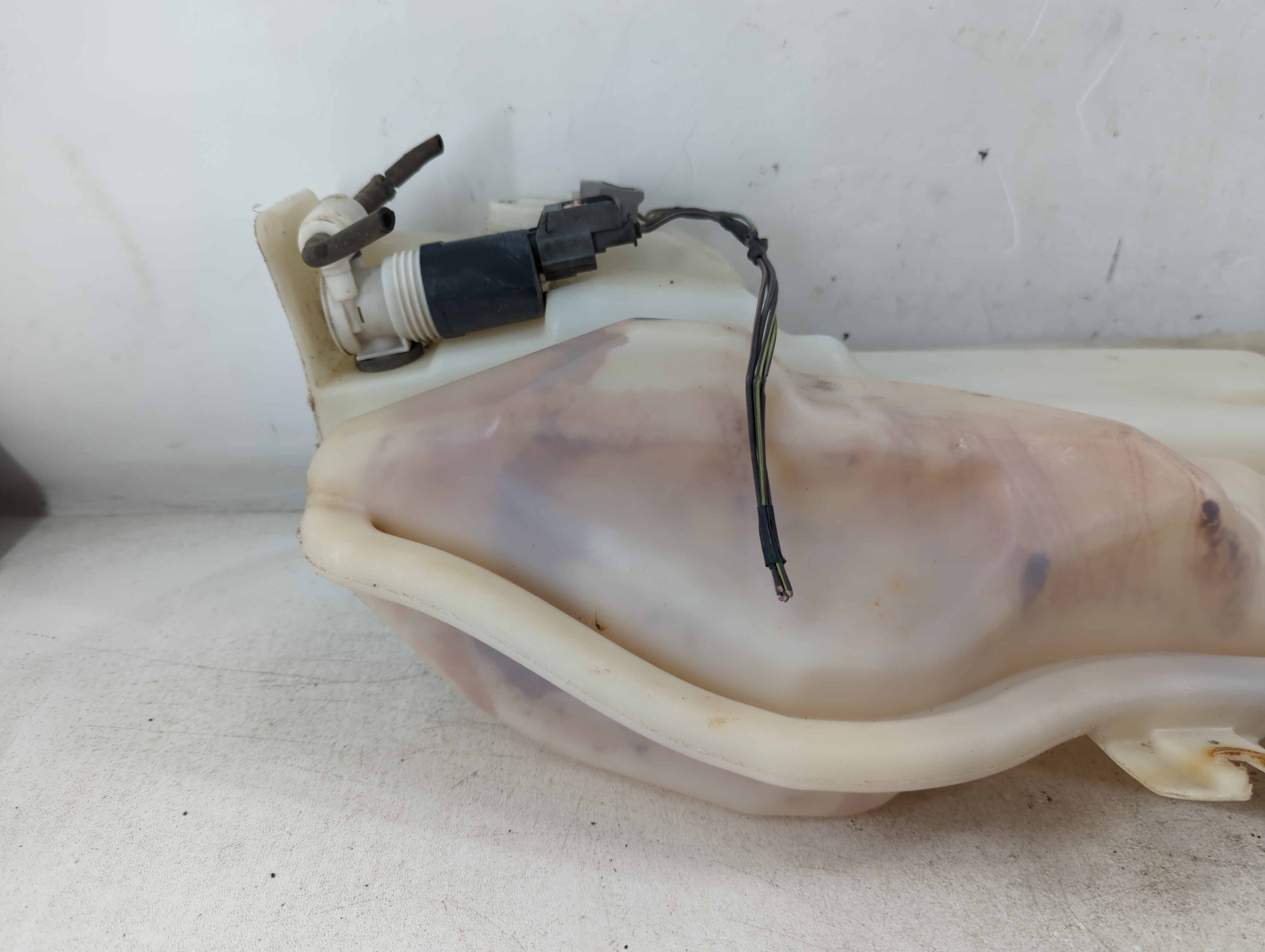 2004-2006 Dodge Durango Windshield Washer Fluid Reservoir Bottle Oem 940064 - Oemusedautoparts1.com