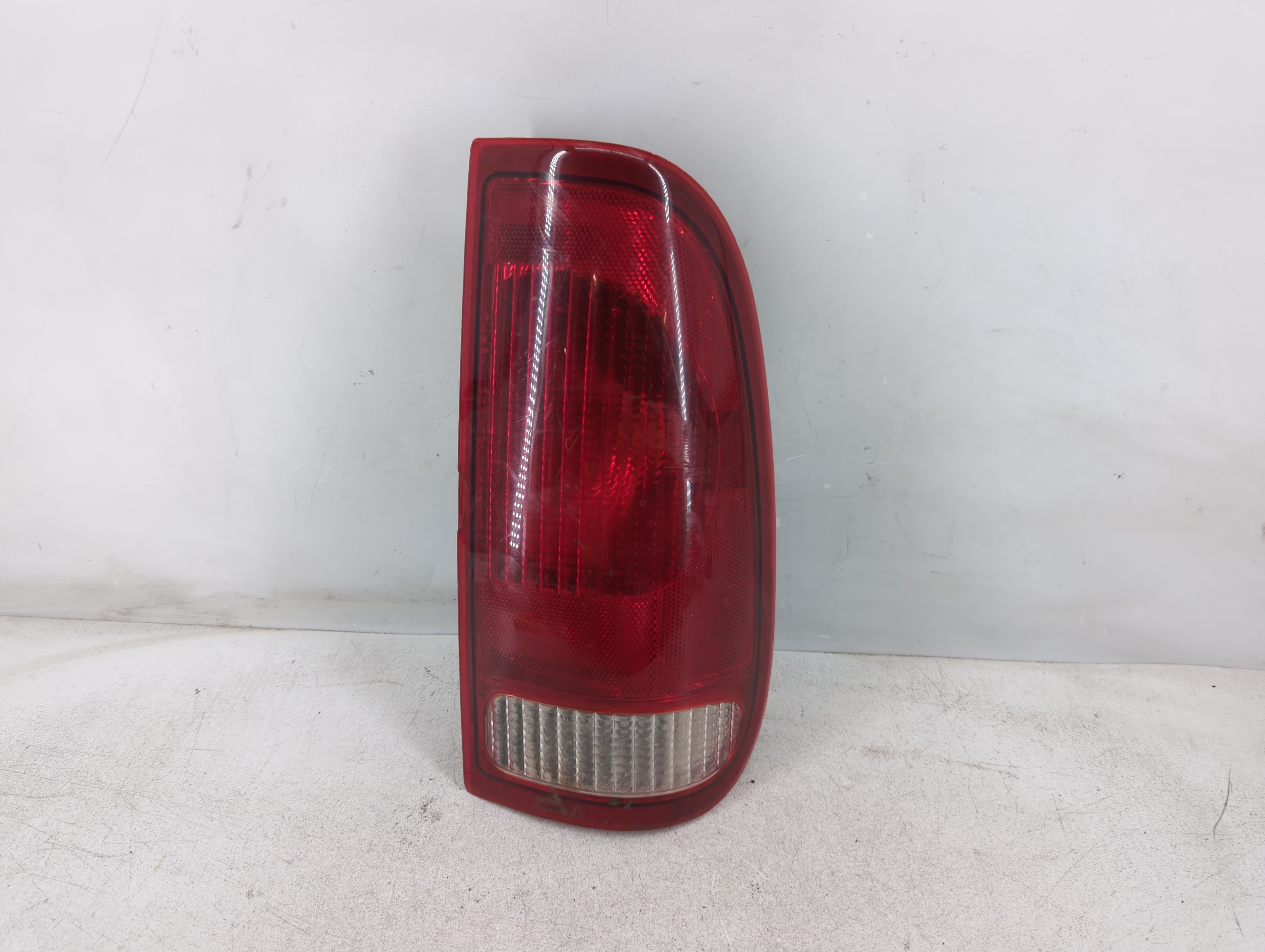 Picture of 2005 Ford F-250 Super Duty Passenger Right Side Tail Light Taillight Oem 940126