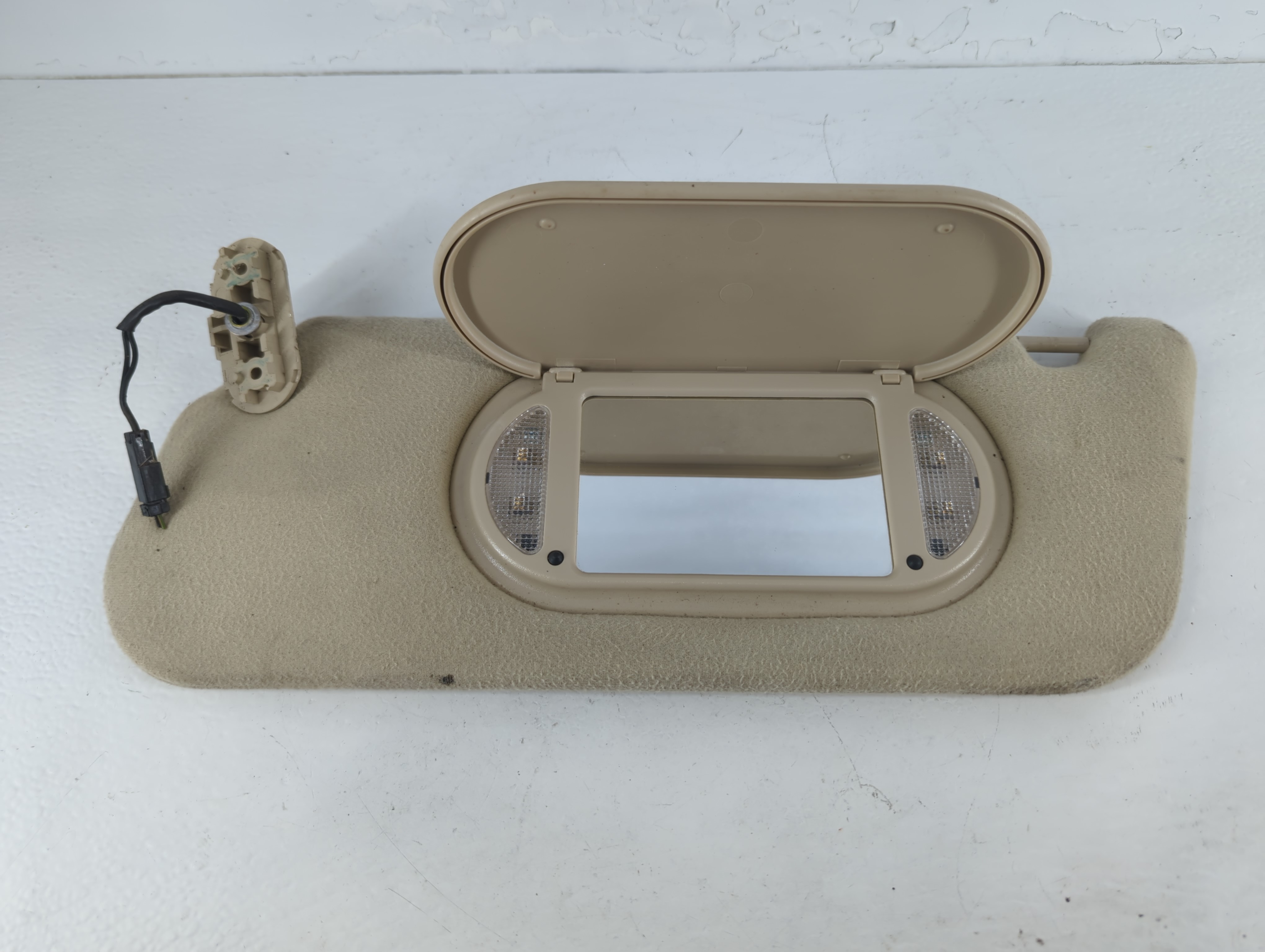2002-2005 Mercury Mountaineer Driver Sun Visor Mirror Left Sunvisor Beige 940408 - Oemusedautoparts1.com