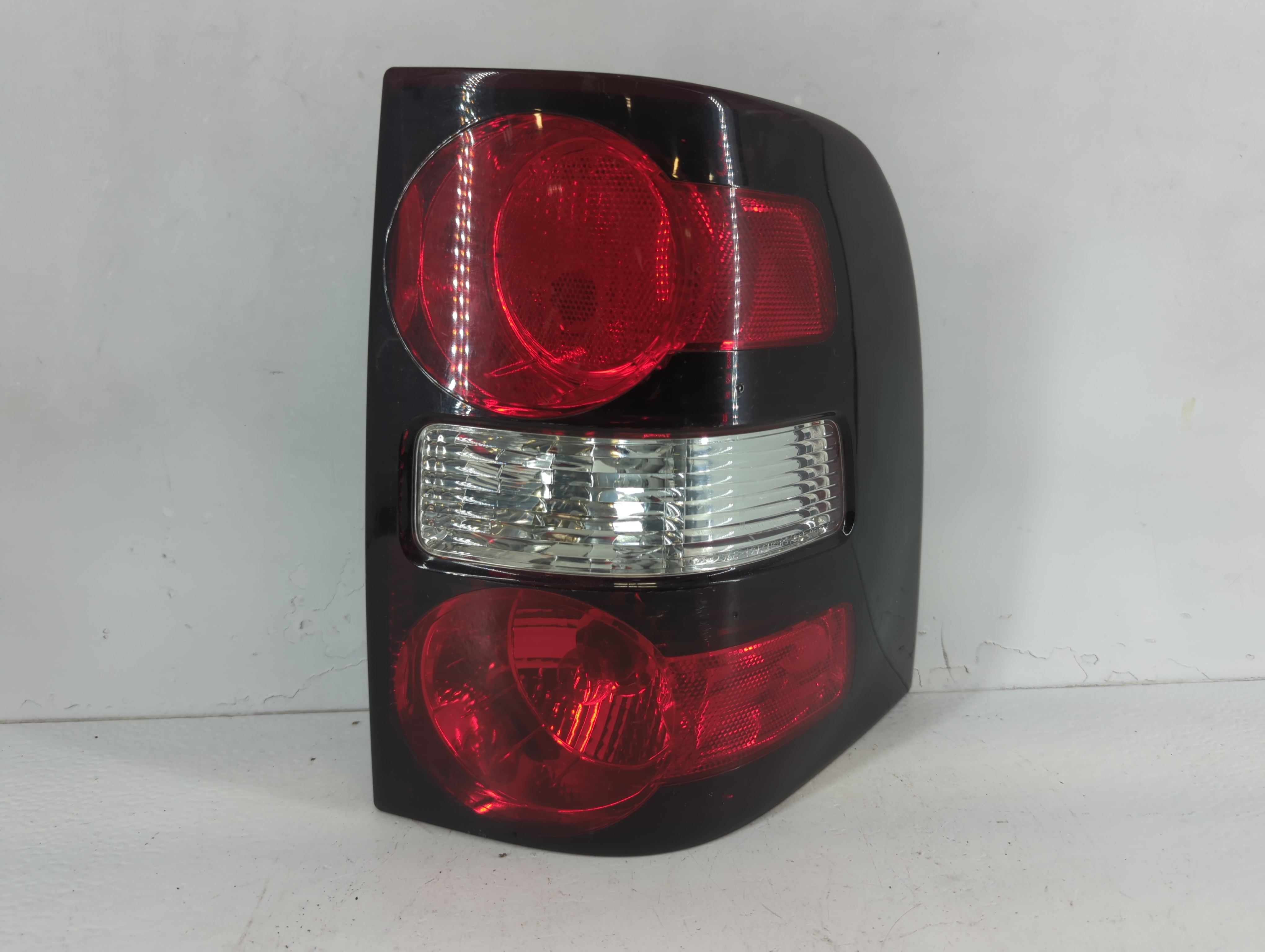 2007 Ford Explorer Passenger Right Side Tail Light Taillight Oem 940465 - Oemusedautoparts1.com