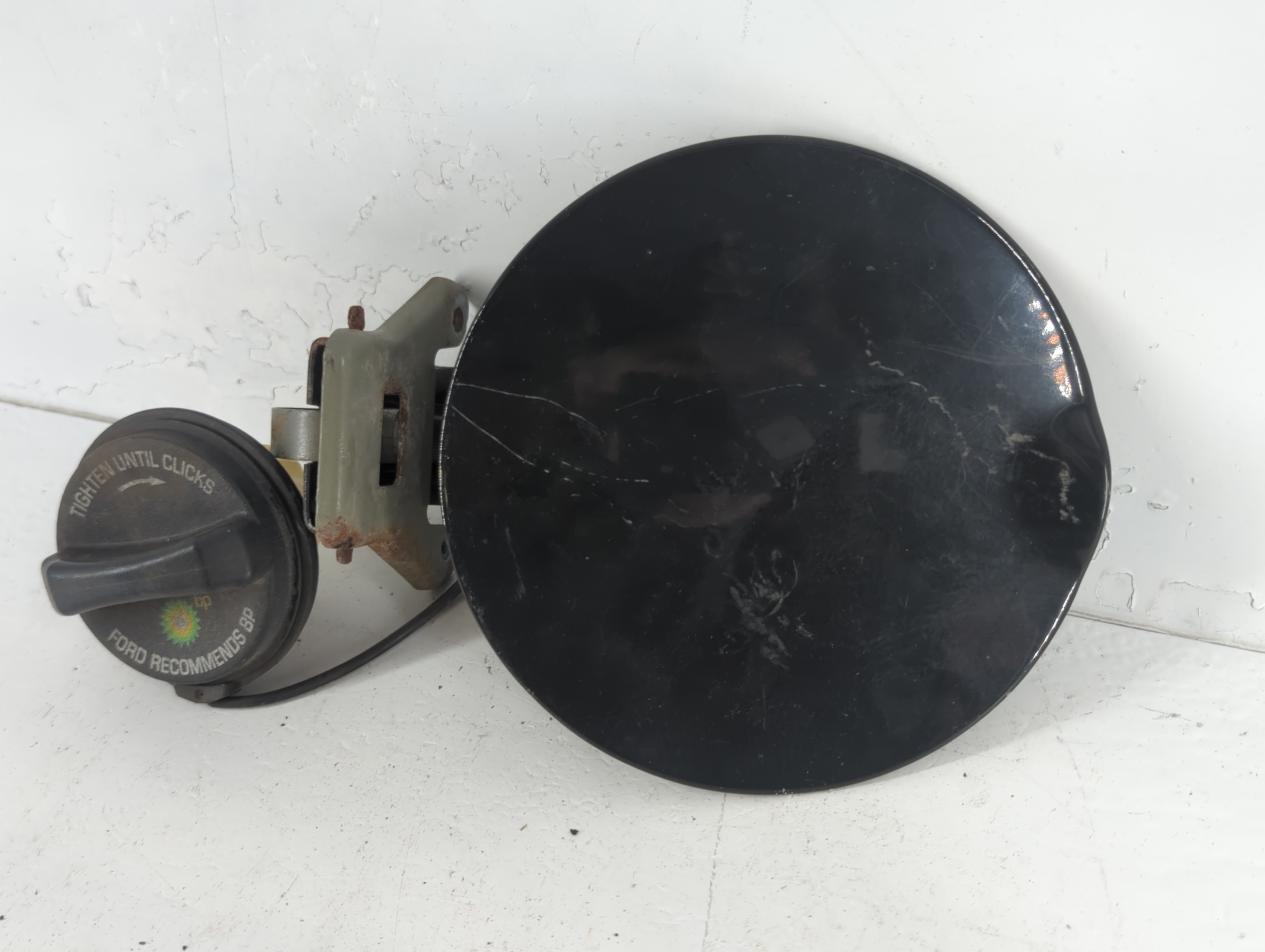Picture of 2007 Ford Explorer Fuel Tank Door Lid Gas Tank Black 940523