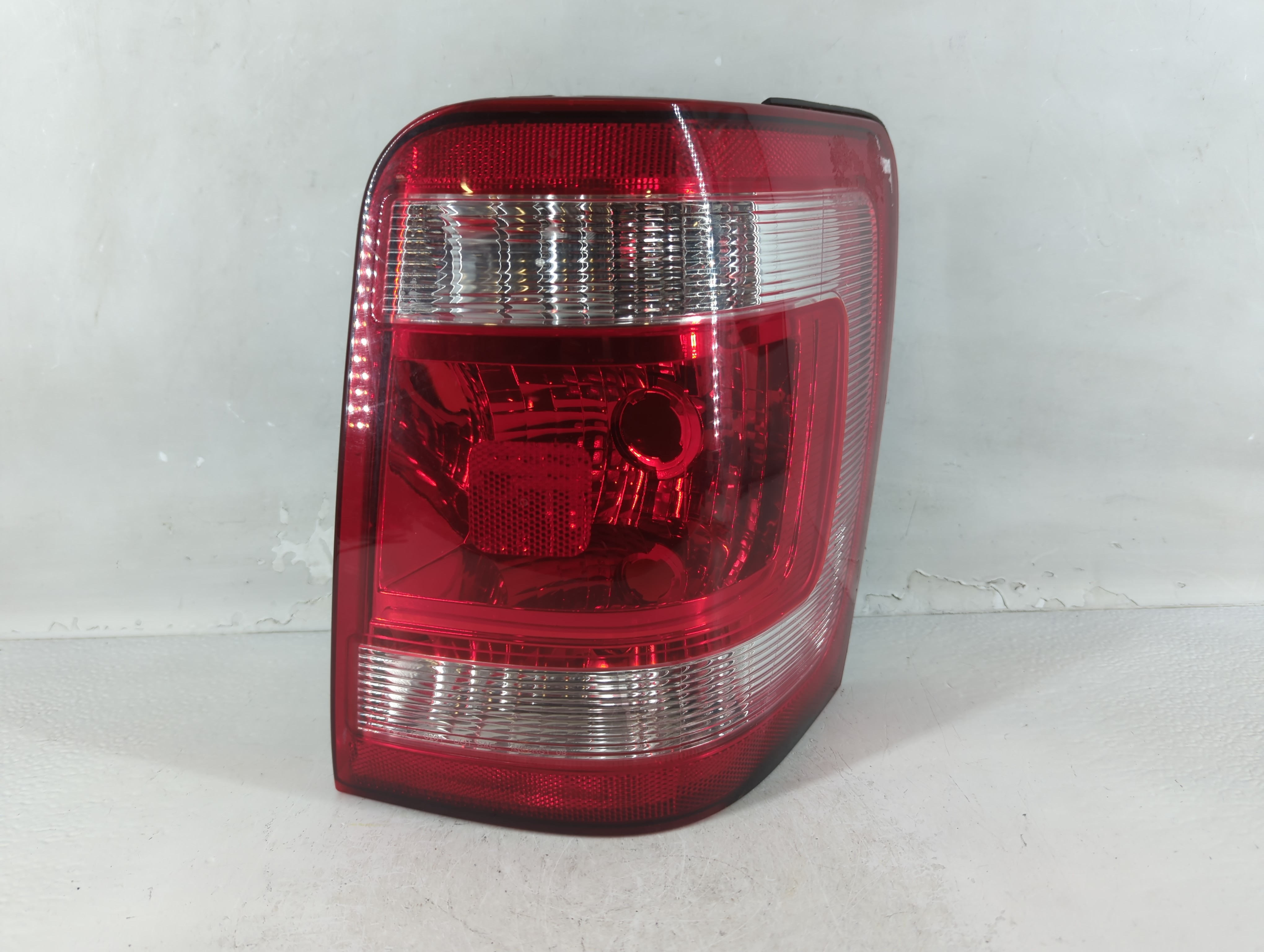 Picture of 2010 Ford Escape Passenger Right Side Tail Light Taillight Oem 941133