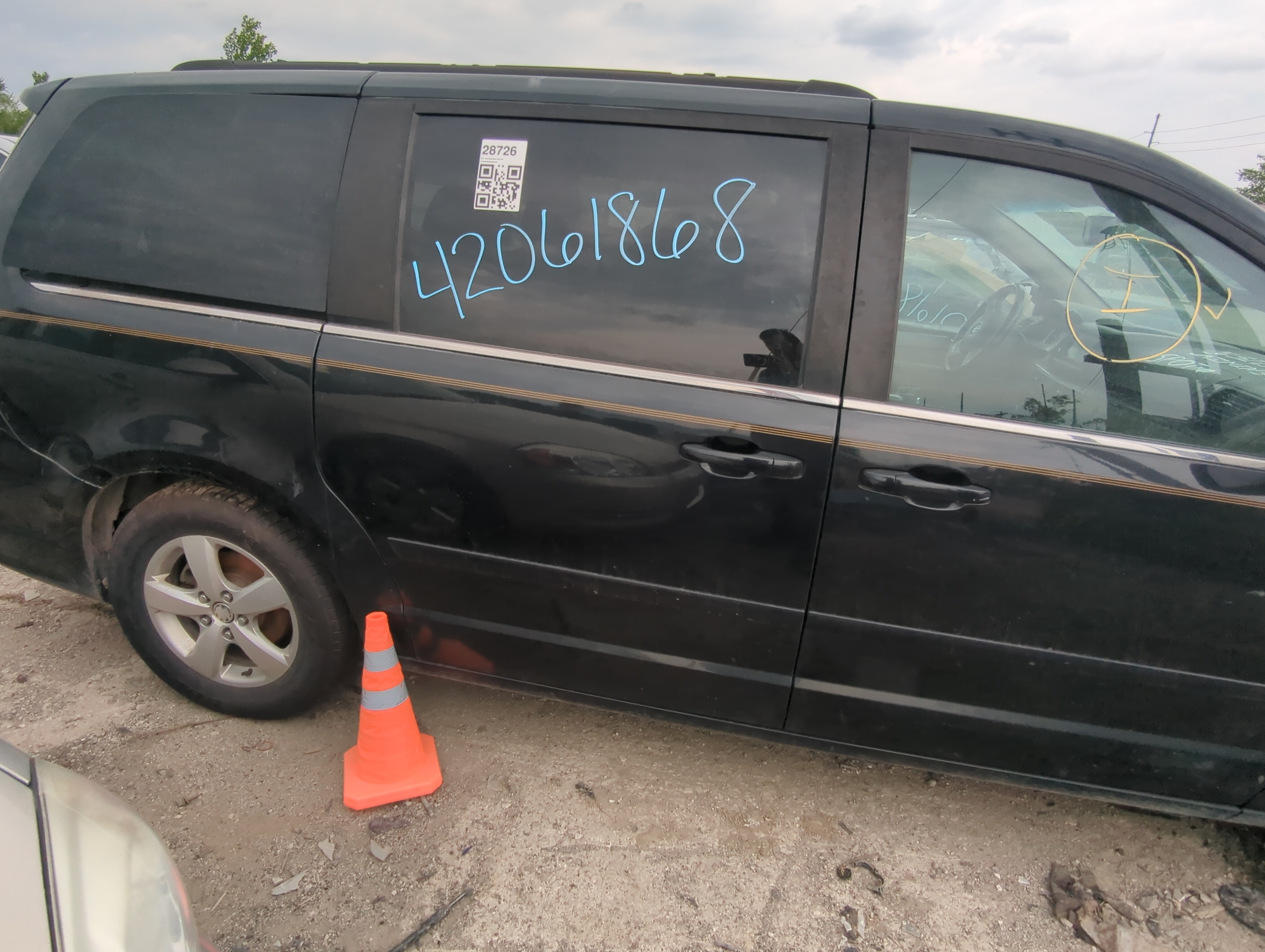 Picture of 2009-2014 Volkswagen Routan Passenger Rear Door Oem 941344