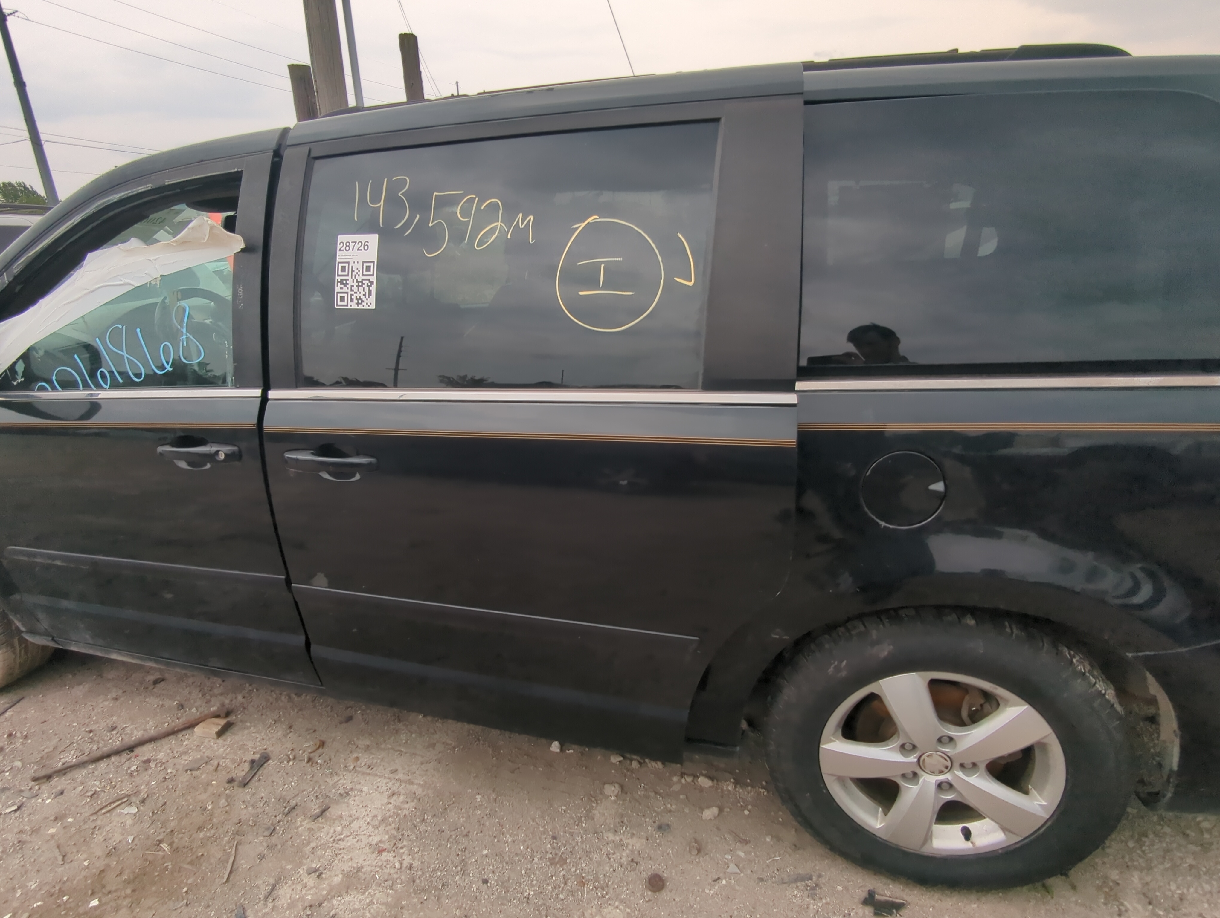 Picture of 2009-2014 Volkswagen Routan Driver Rear Door Oem 941350