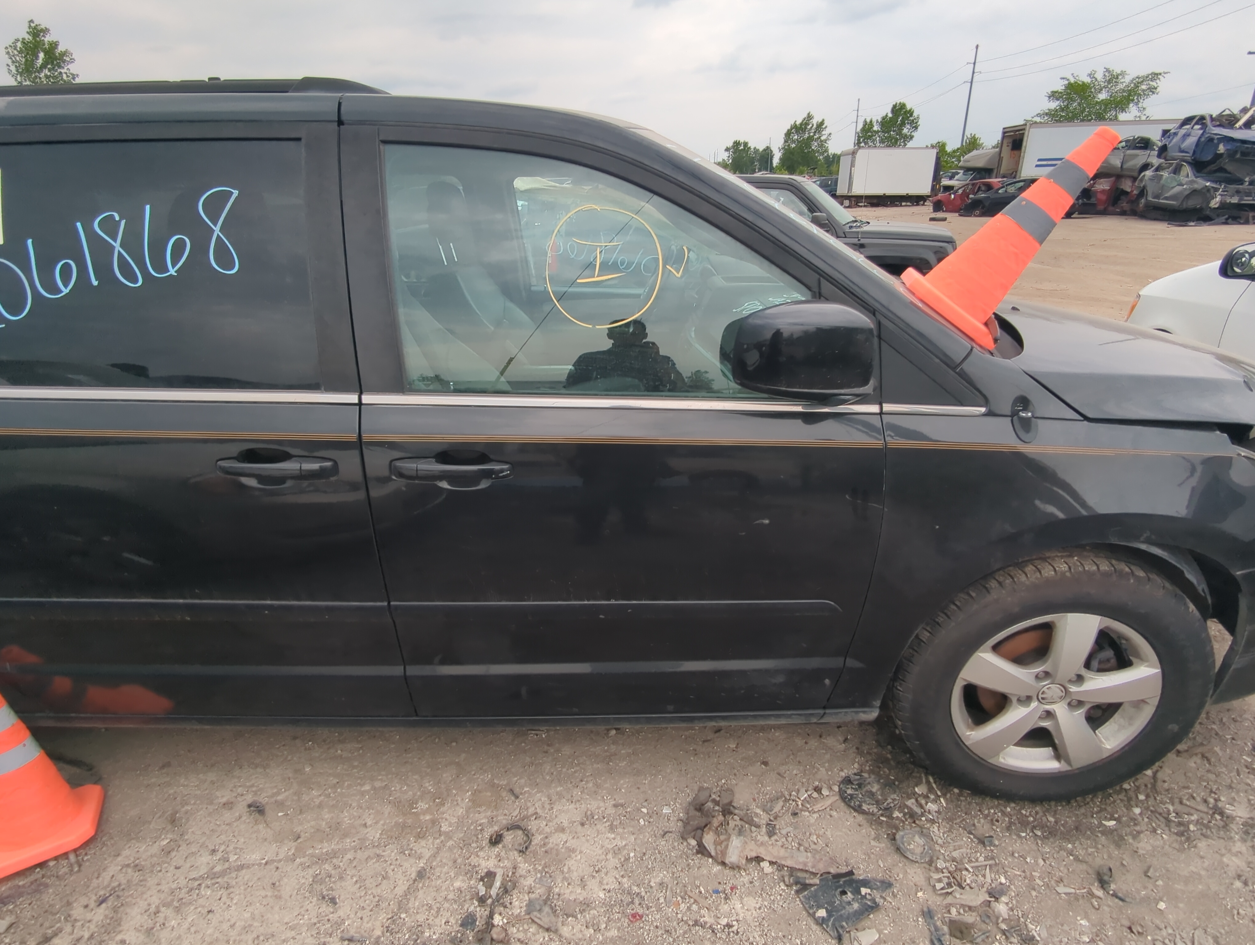 Picture of 2009-2014 Volkswagen Routan Passenger Front Door Oem 941354