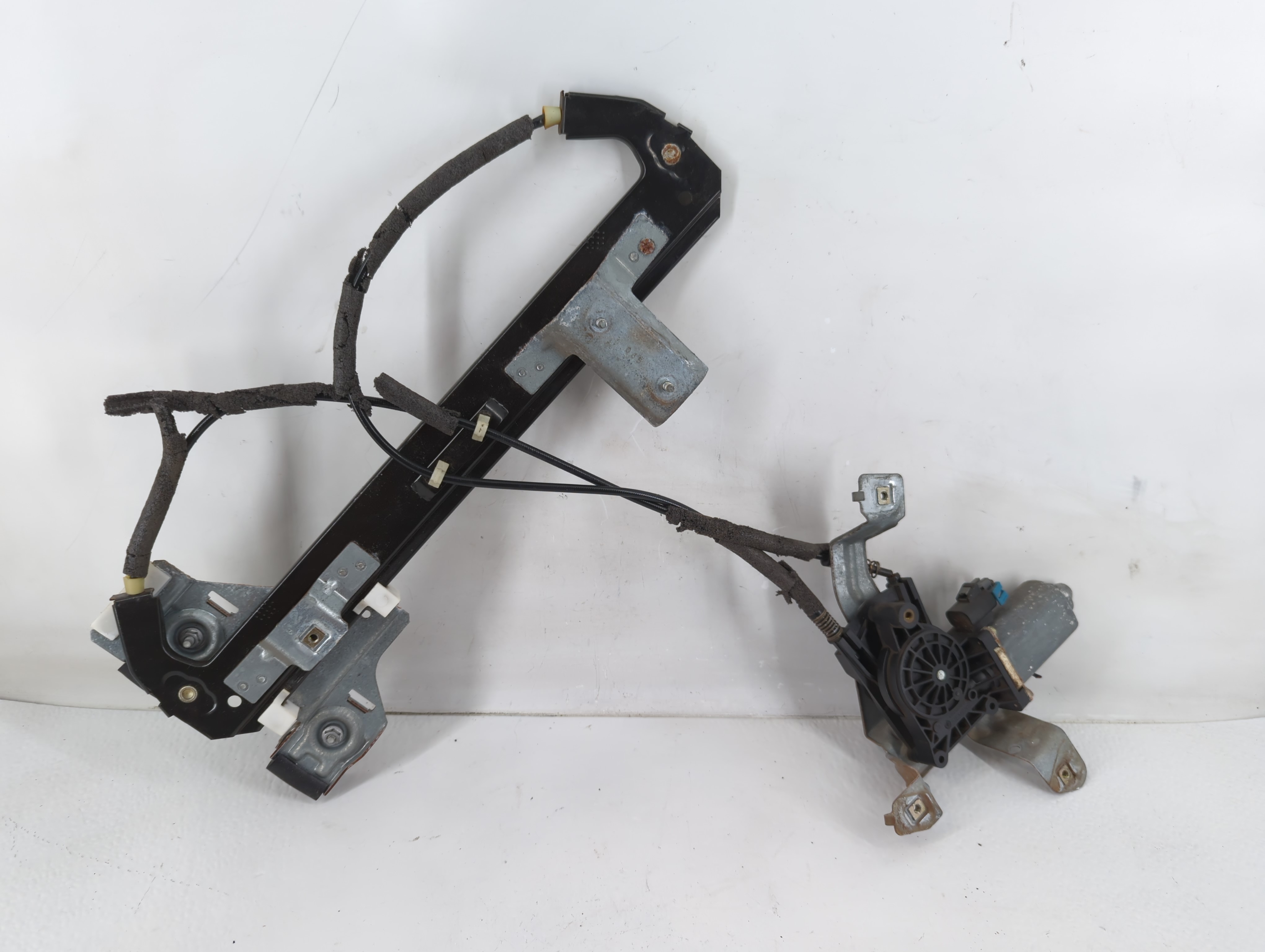 2000-2006 Chevrolet Tahoe Window Regulator Right Passenger Rear 944014 - Oemusedautoparts1.com