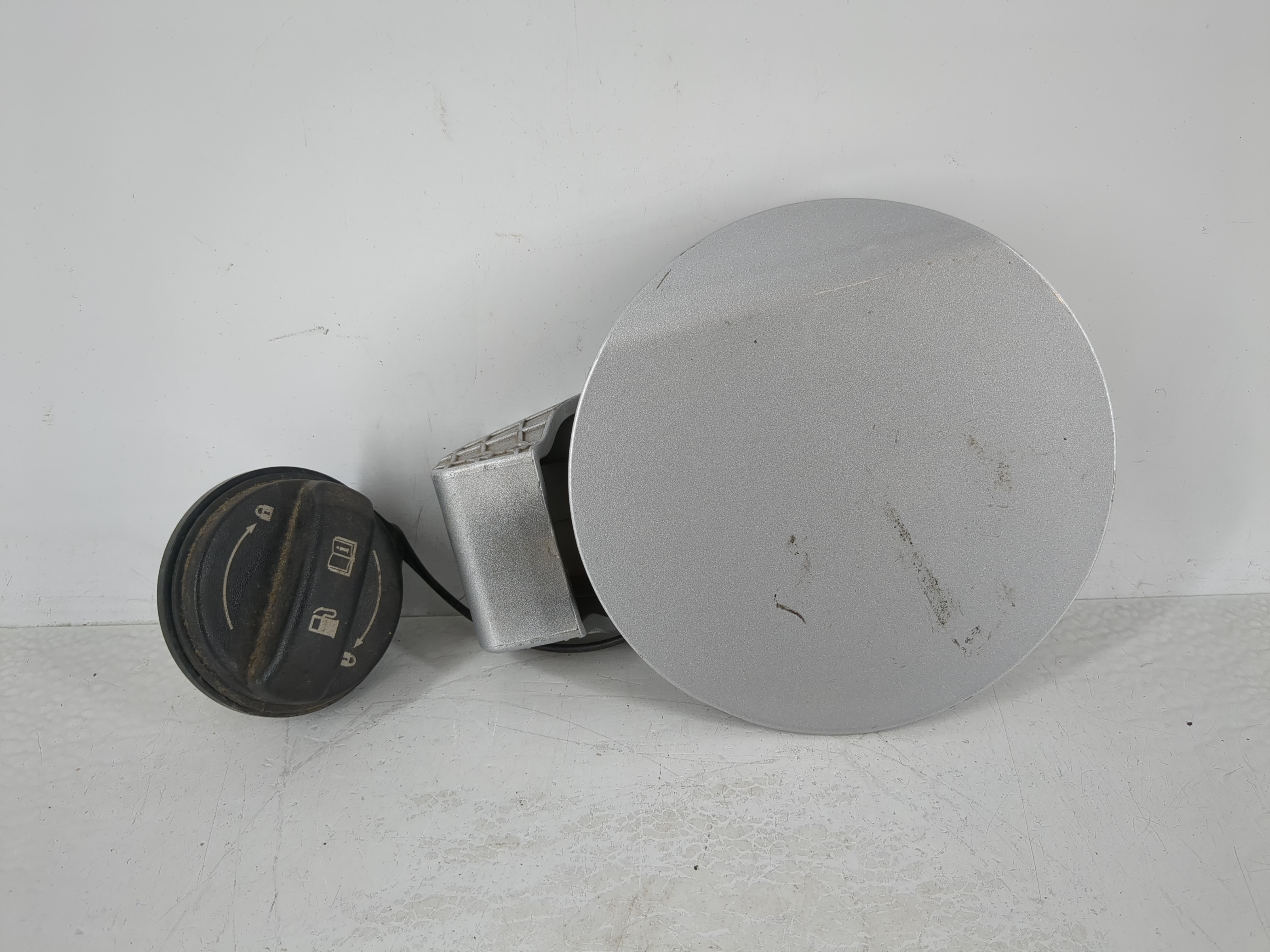 Picture of 2021 Kia Forte Fuel Tank Door Lid Gas Tank 945713