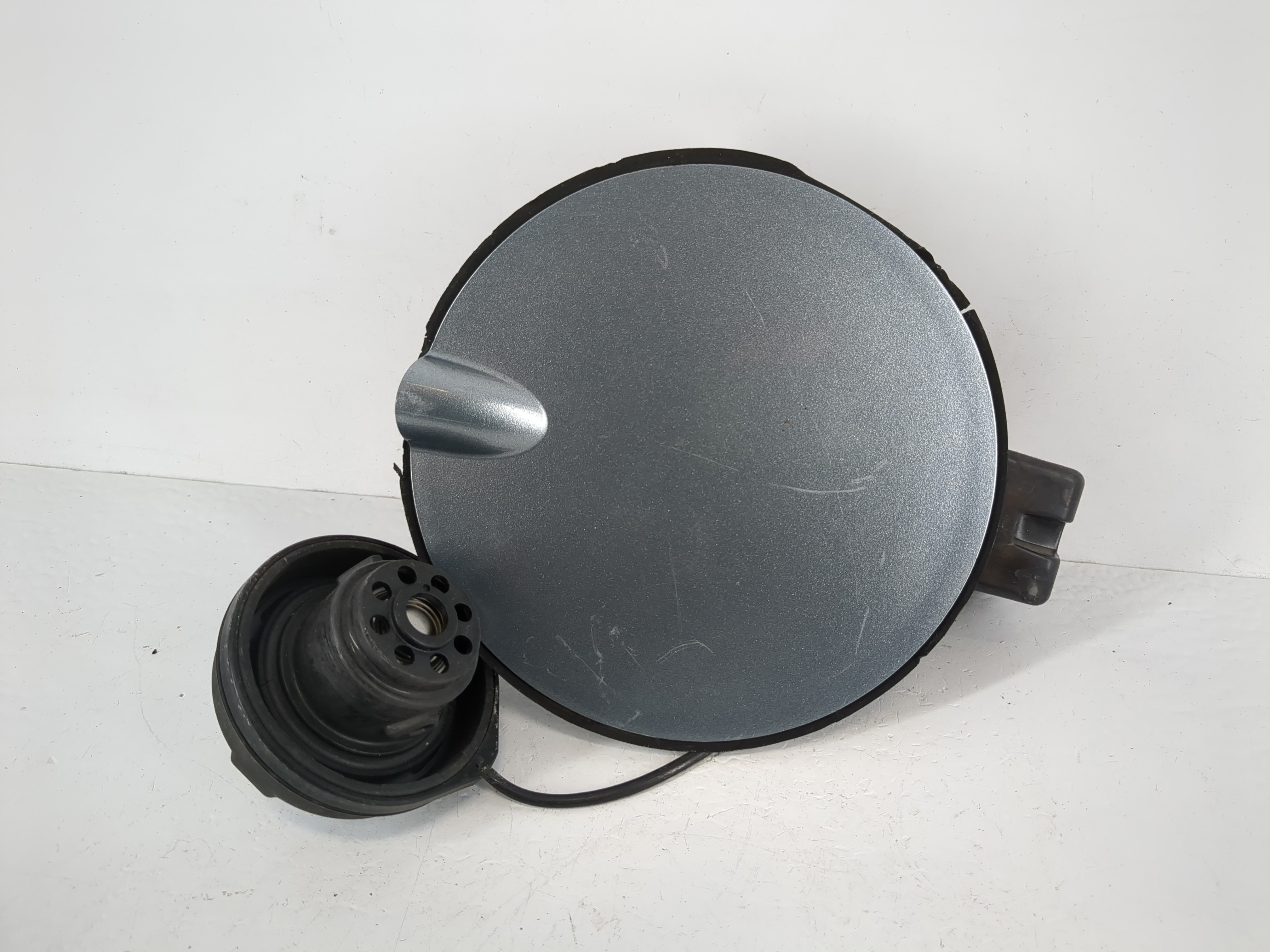 Picture of 2002 Saturn Ls Fuel Tank Door Lid Gas Tank 945858