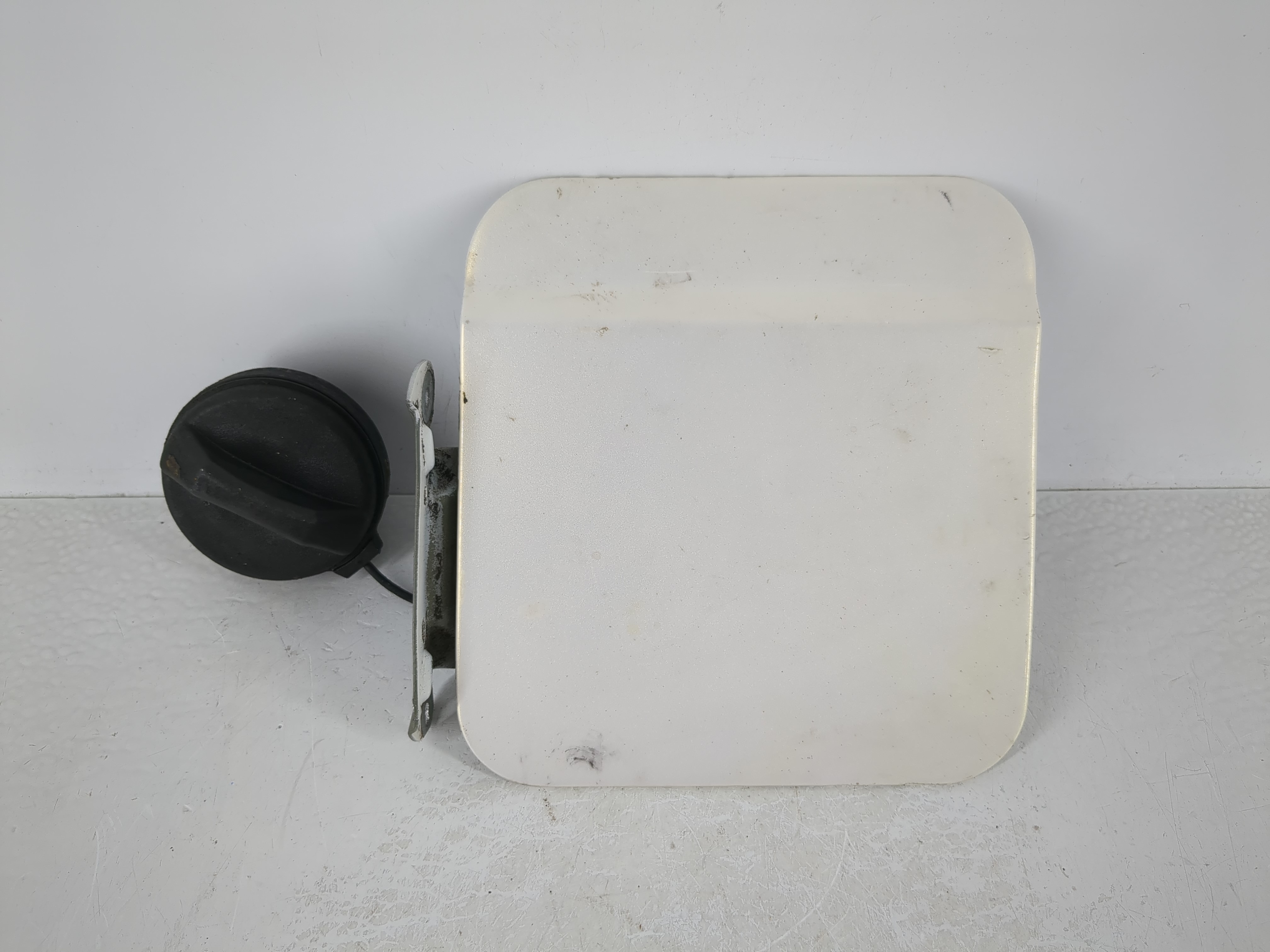 Picture of 2005 Cadillac Deville Fuel Tank Door Lid Gas Tank 946279