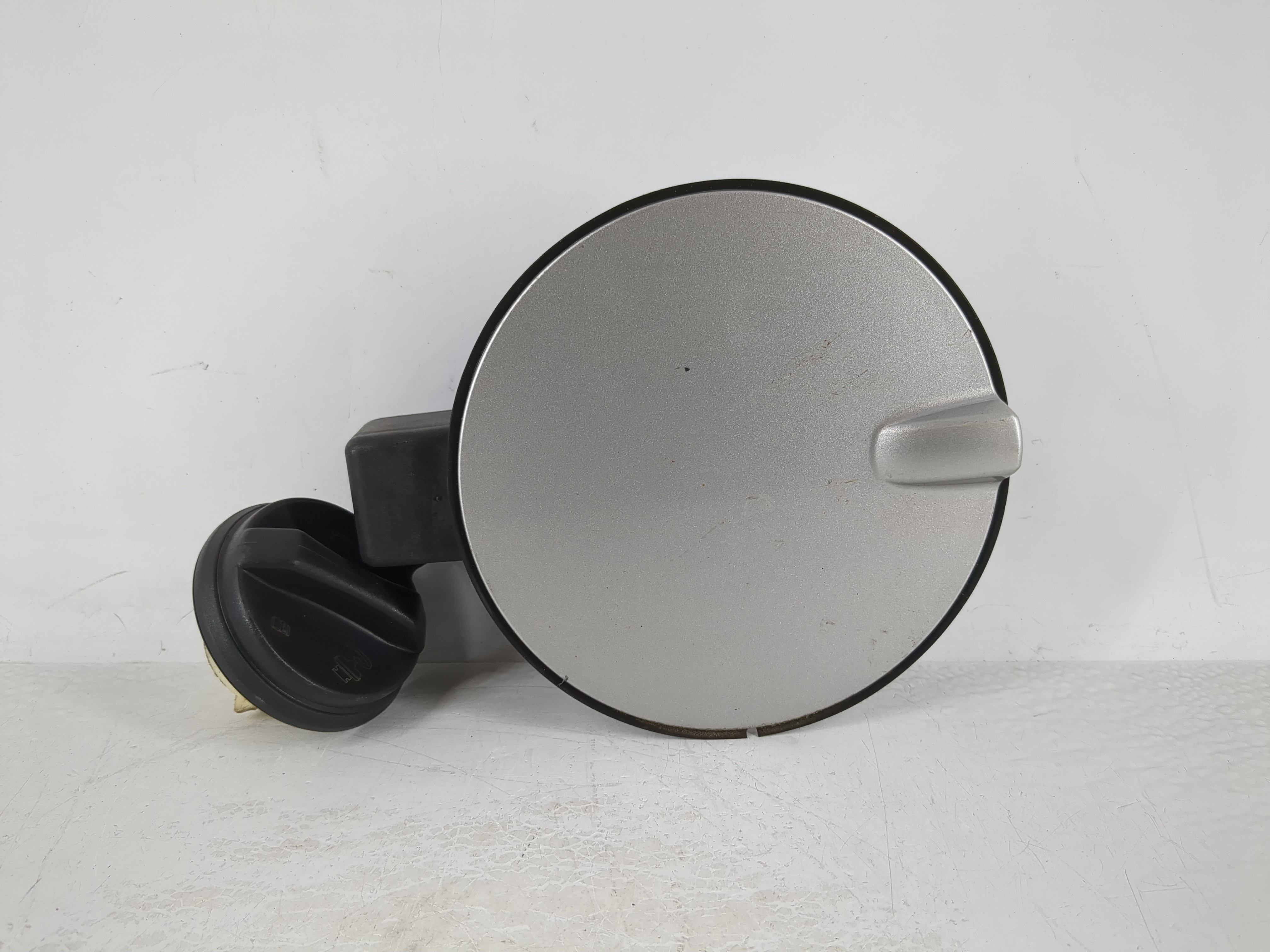Picture of 2008 Saturn Vue Fuel Tank Door Lid Gas Tank 946437
