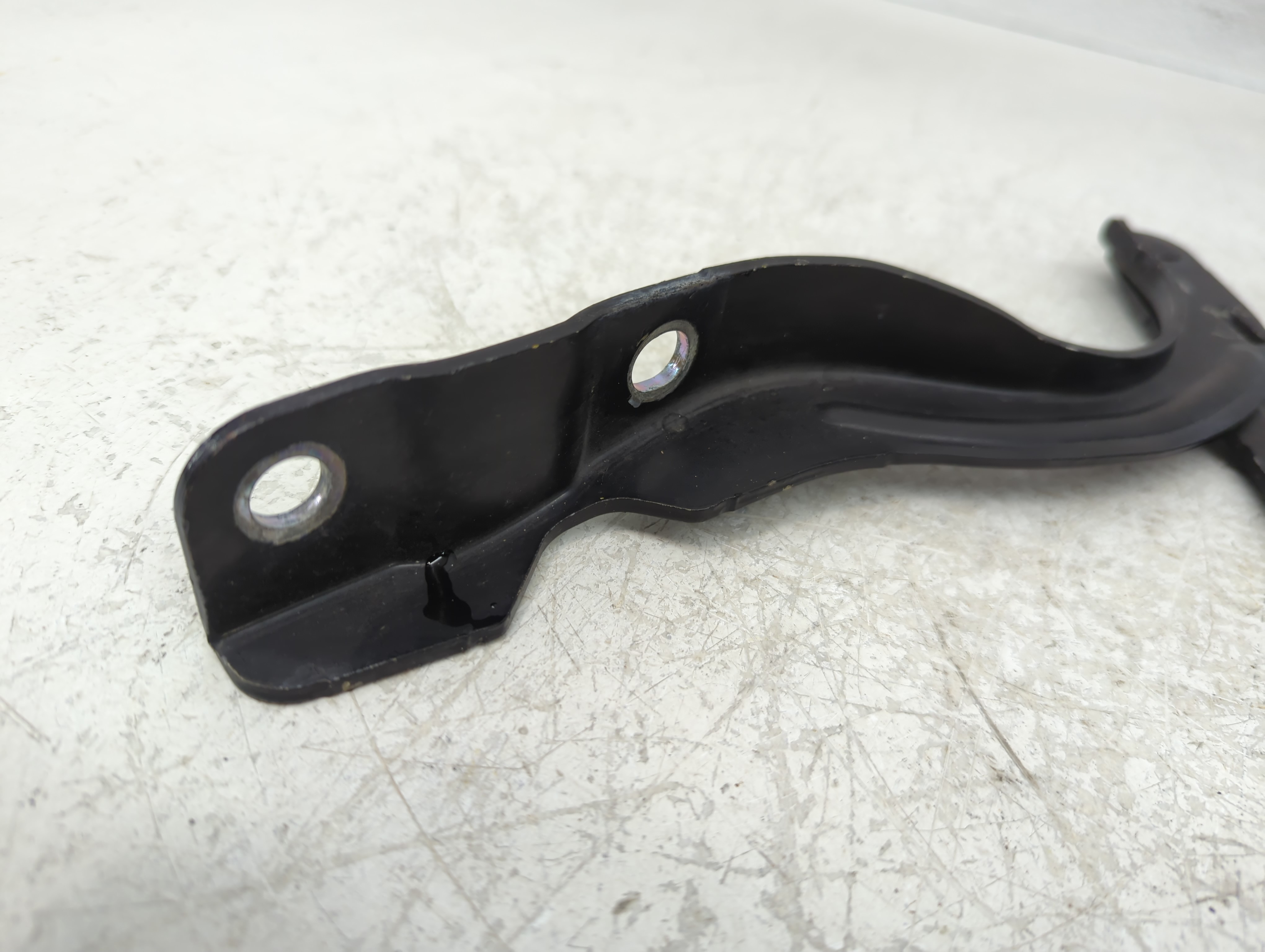 2011 Hyundai Sonata Passenger Hood Hinge 946840 - Oemusedautoparts1.com