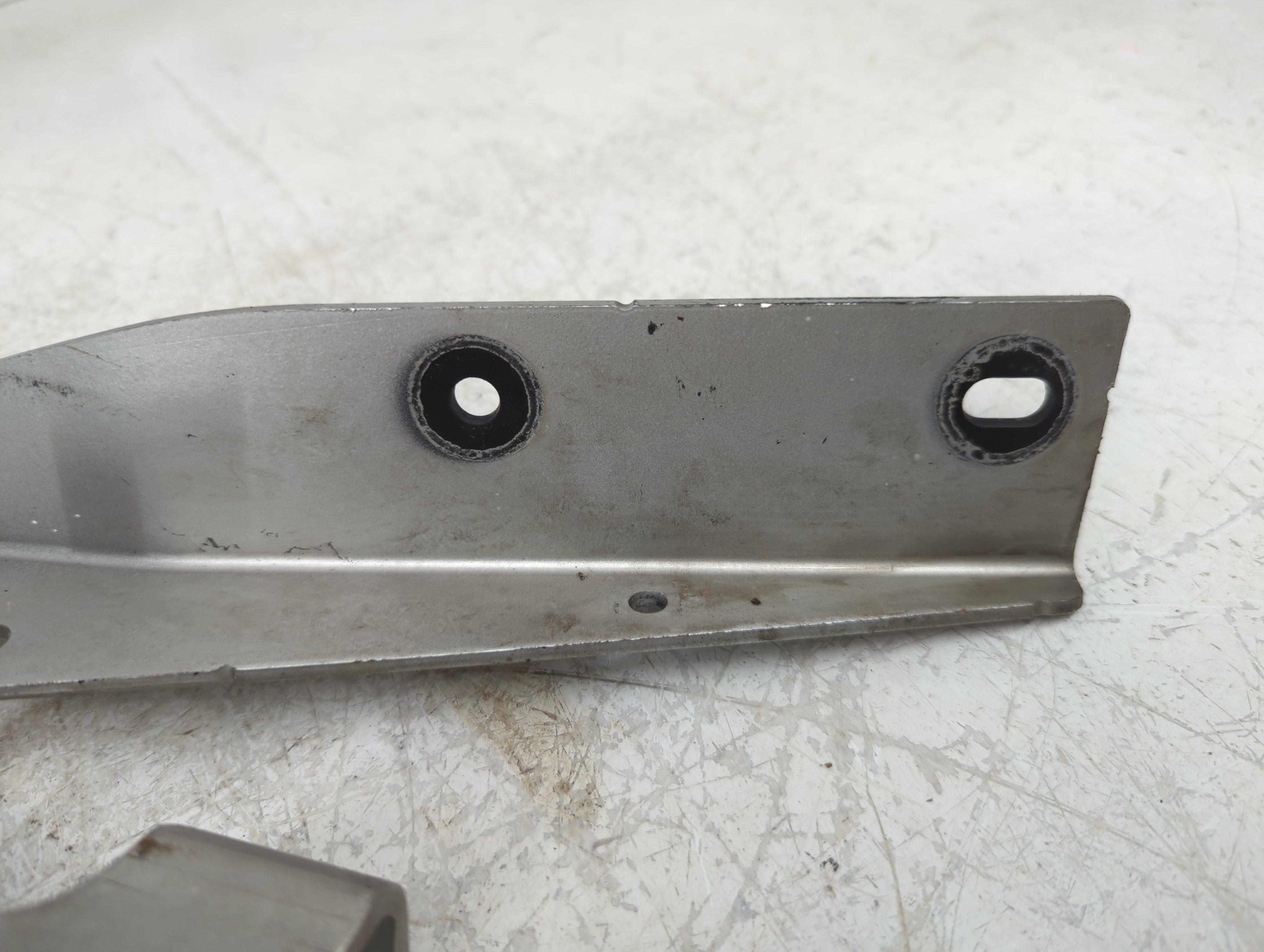 2009 Gmc Acadia Driver Hood Hinge 946916 - Oemusedautoparts1.com